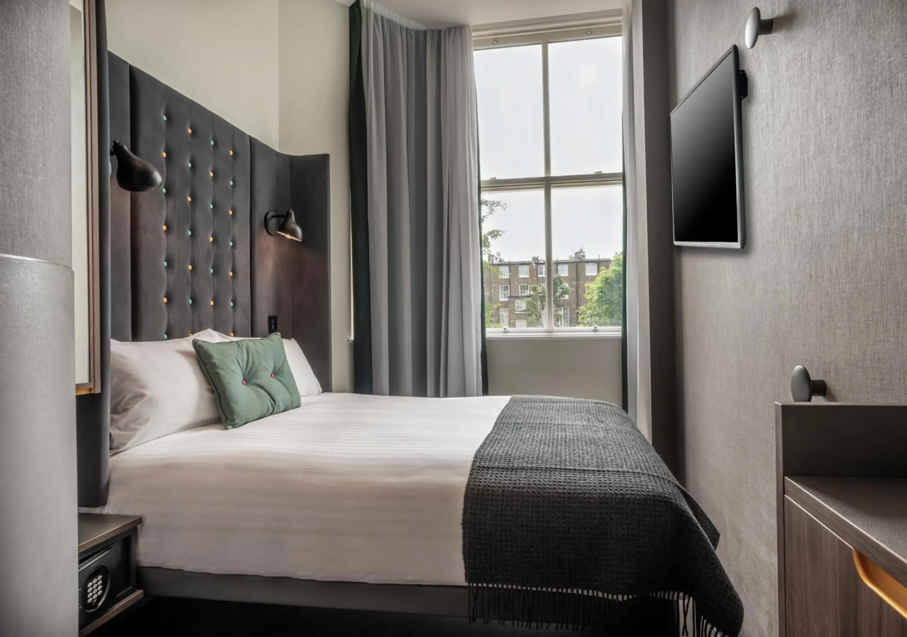 Cozy Double with Window in Point A Kensington Olympia Cozy Double with Window in Point A Kensington Olympia