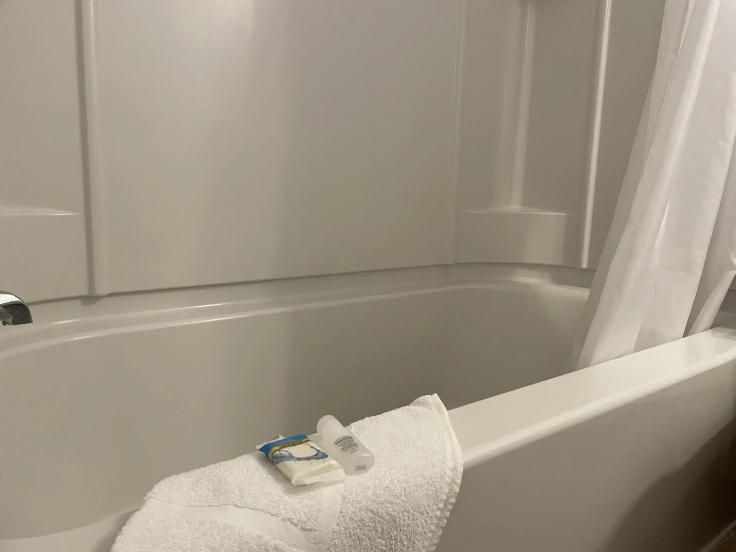 Queen Room with Two Queen Beds in The Cutty Sark Queen Room with Two Queen Beds in The Cutty Sark