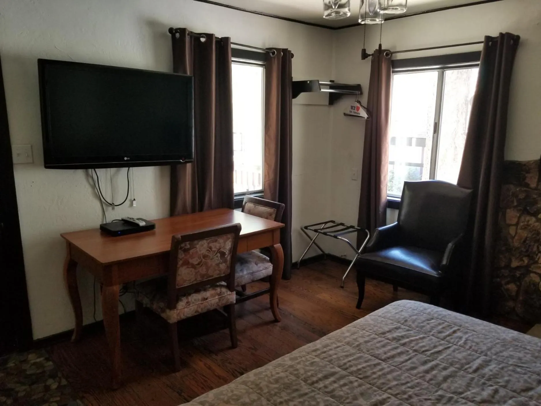 TV and multimedia, Bed in Timberline Lodge