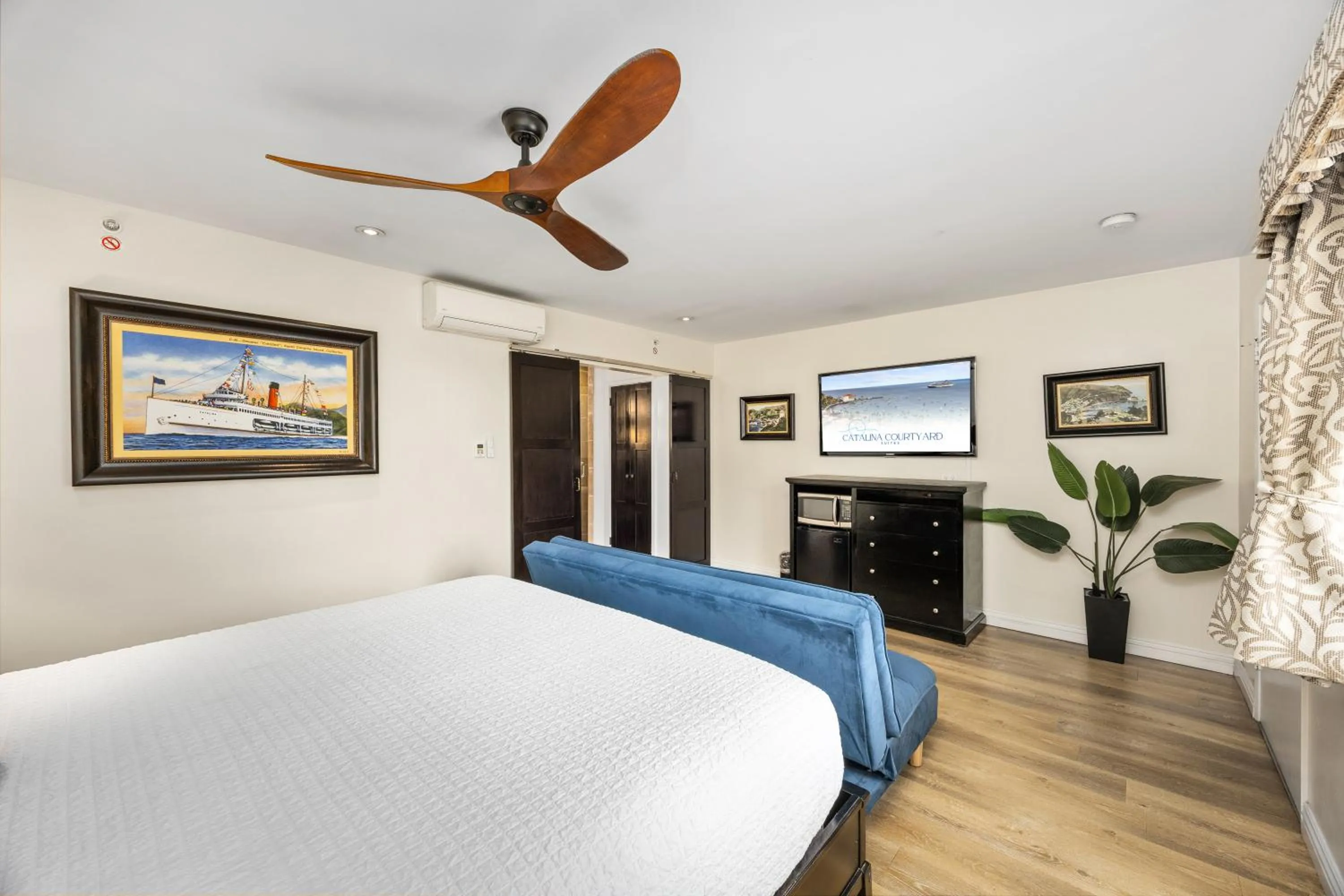 Bedroom, Bed in Catalina Courtyard Suites