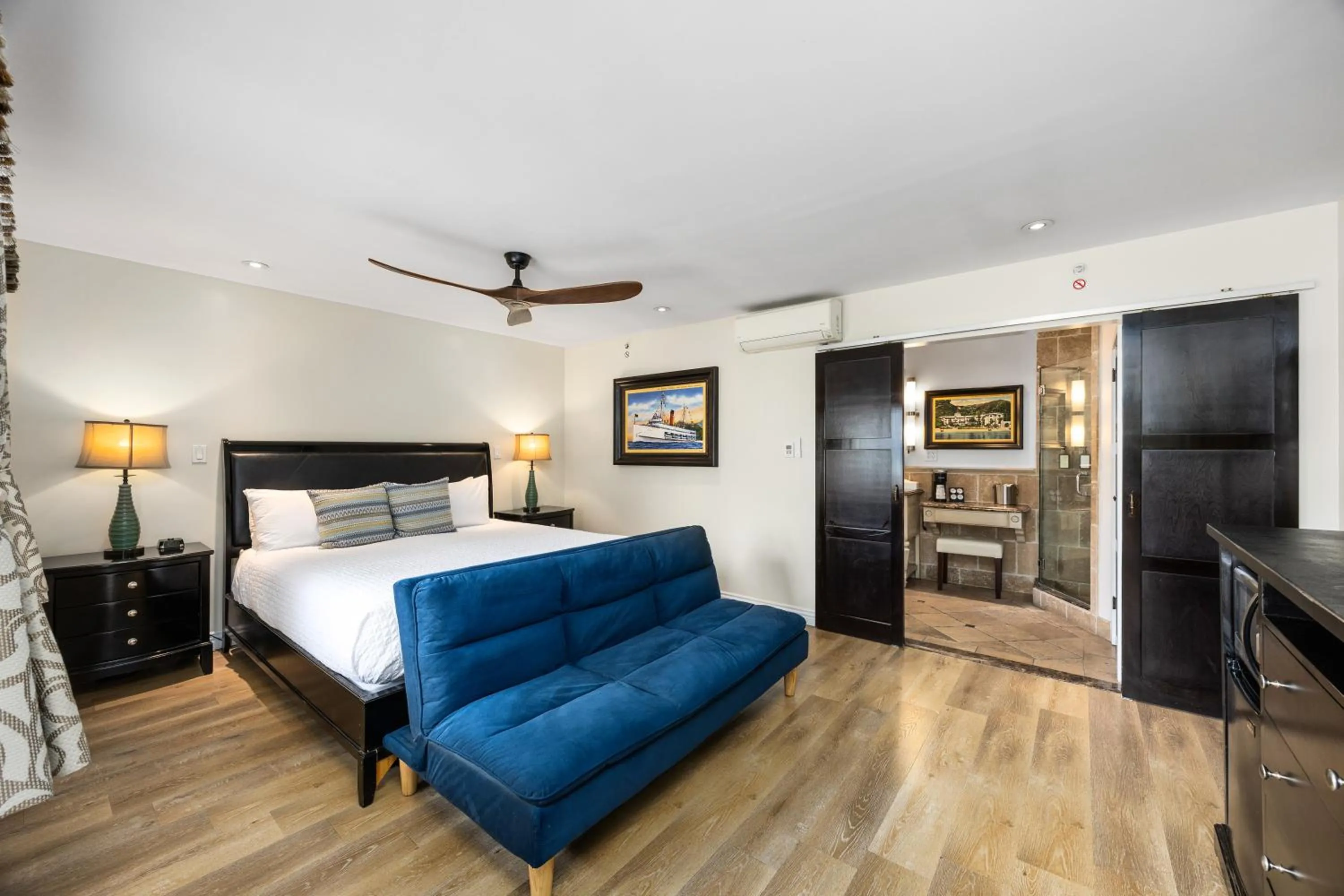 Bedroom, Bed in Catalina Courtyard Suites