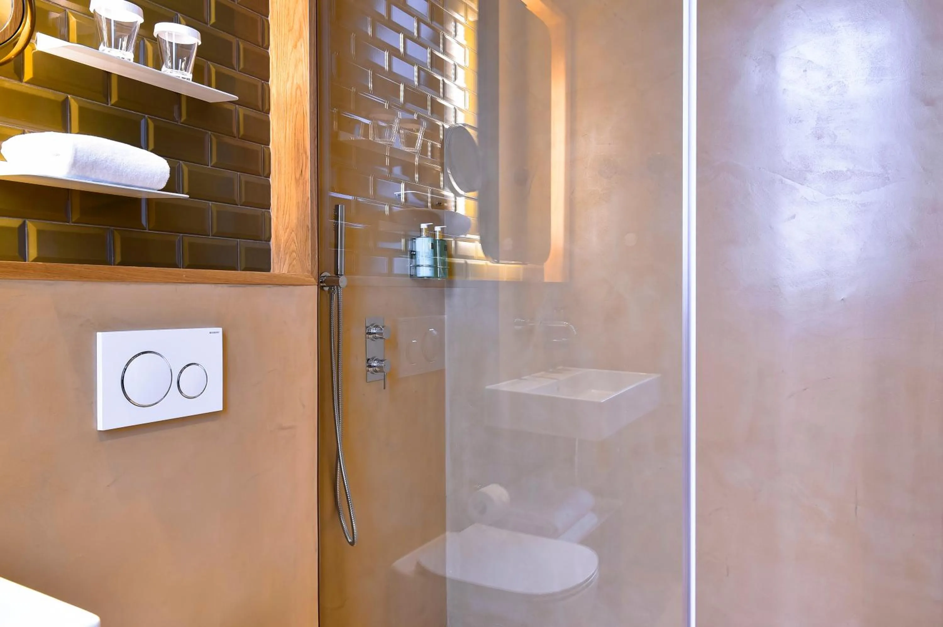 Shower in My Story Hotel Figueira