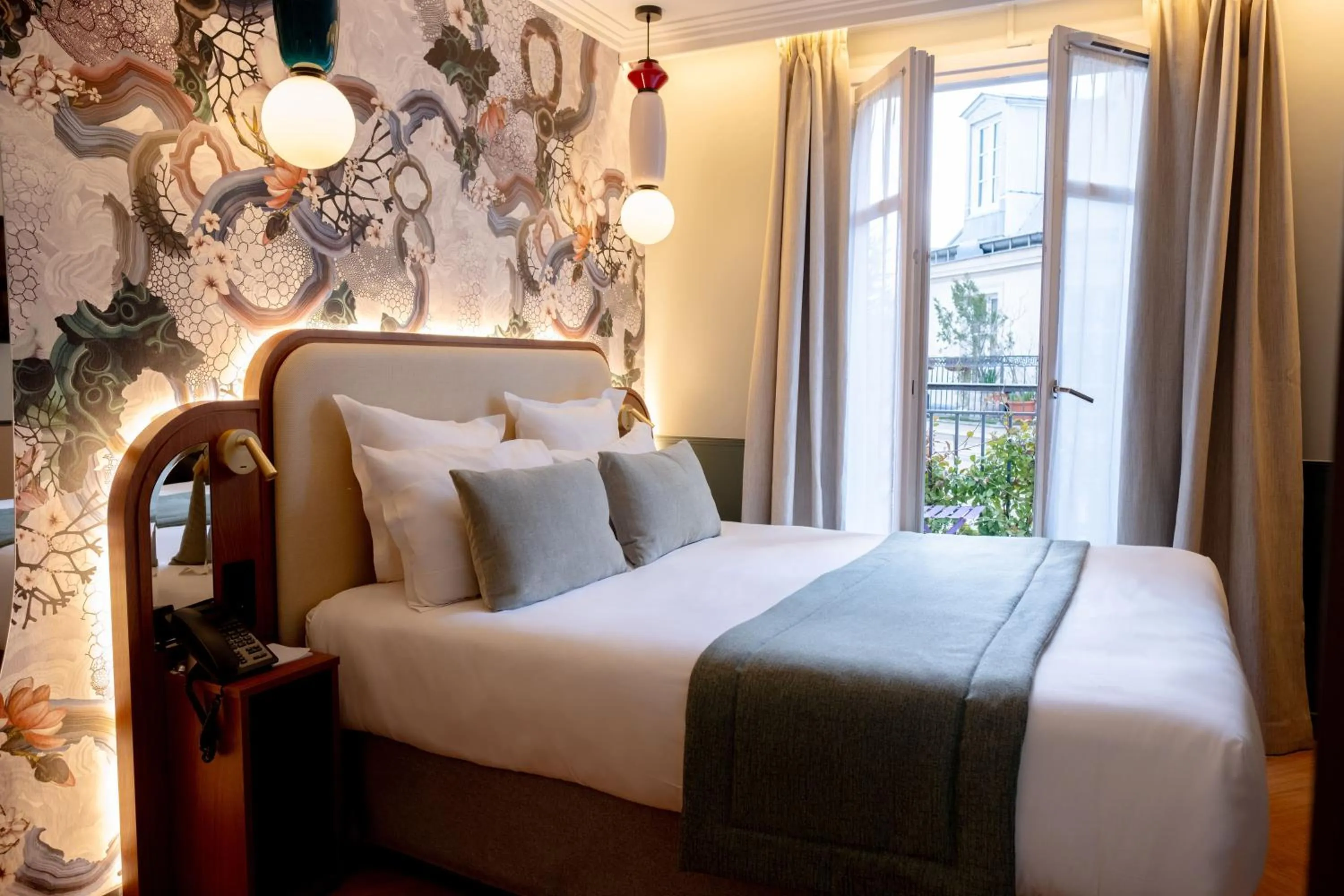 Balcony/Terrace, Bed in Grand Hotel Saint Michel