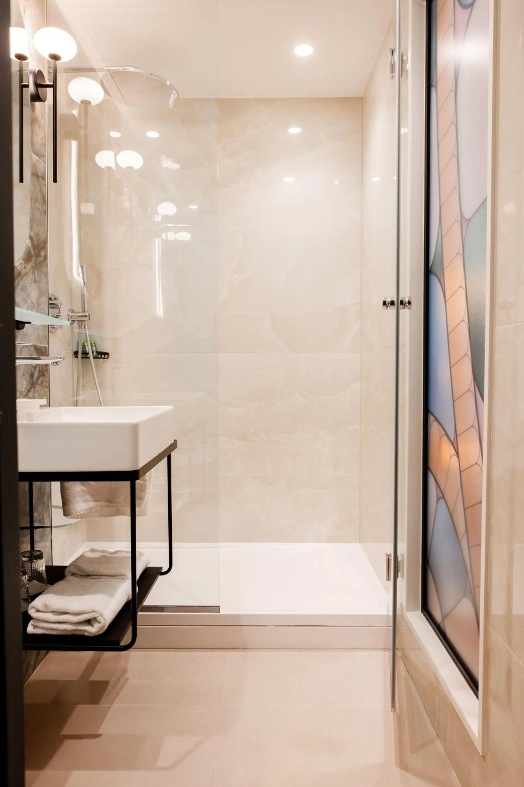 Shower in Grand Hotel Saint Michel