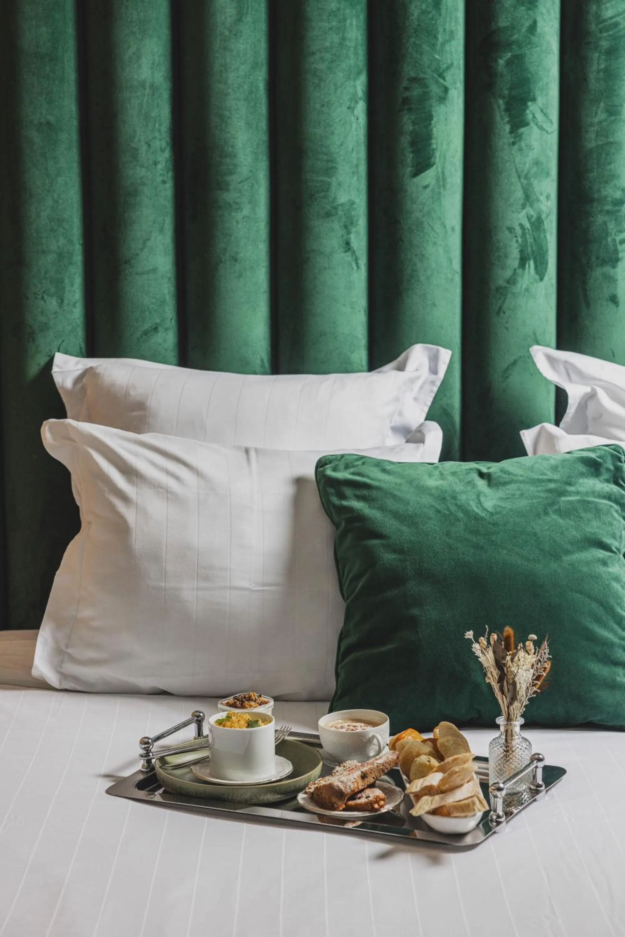 Continental breakfast, Bed in Hôtel Singulier Bordeaux - Boutique Hôtel & Spa Anne Semonin