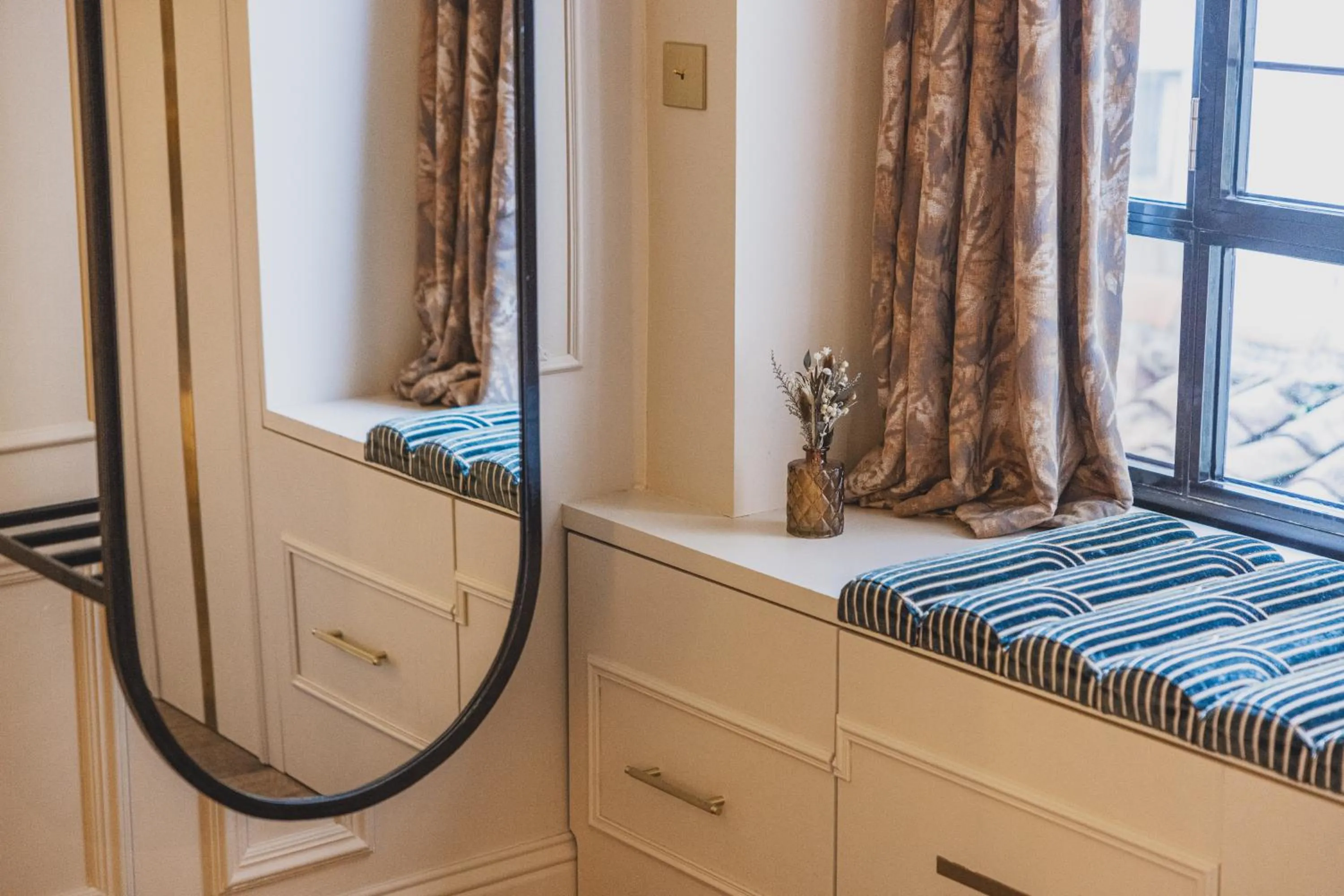 Decorative detail, Bed in Hôtel Singulier Bordeaux - Boutique Hôtel & Spa Anne Semonin