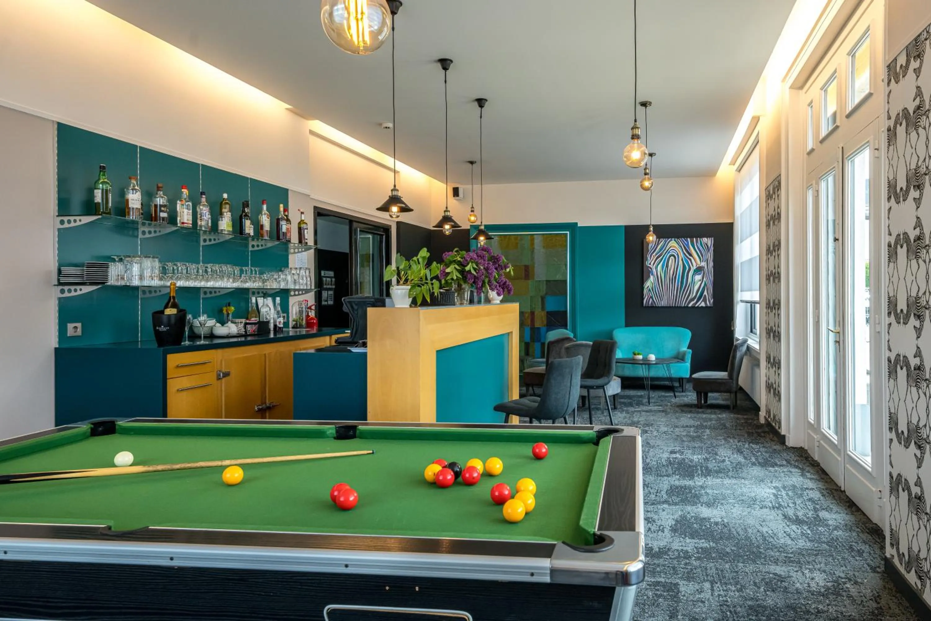 Lounge or bar in Best Western Adagio Saumur