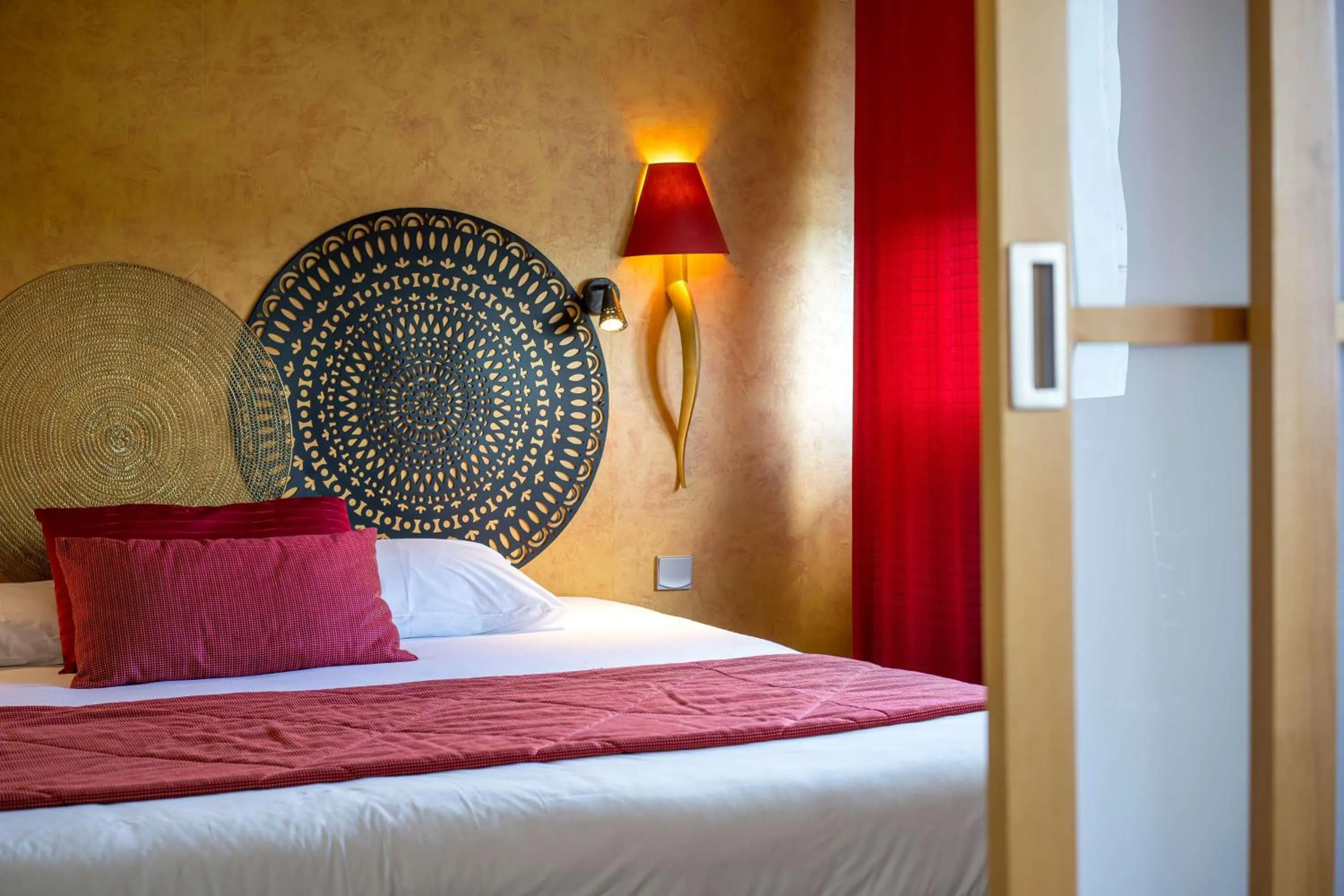 Photo of the whole room, Bed in Best Western Adagio Saumur