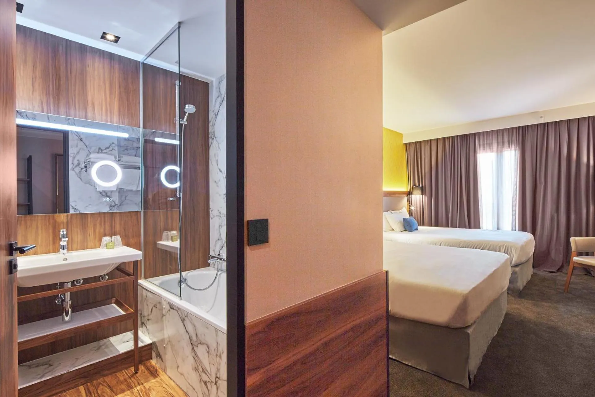 Bathroom, Bed in L'Elysée Val d'Europe