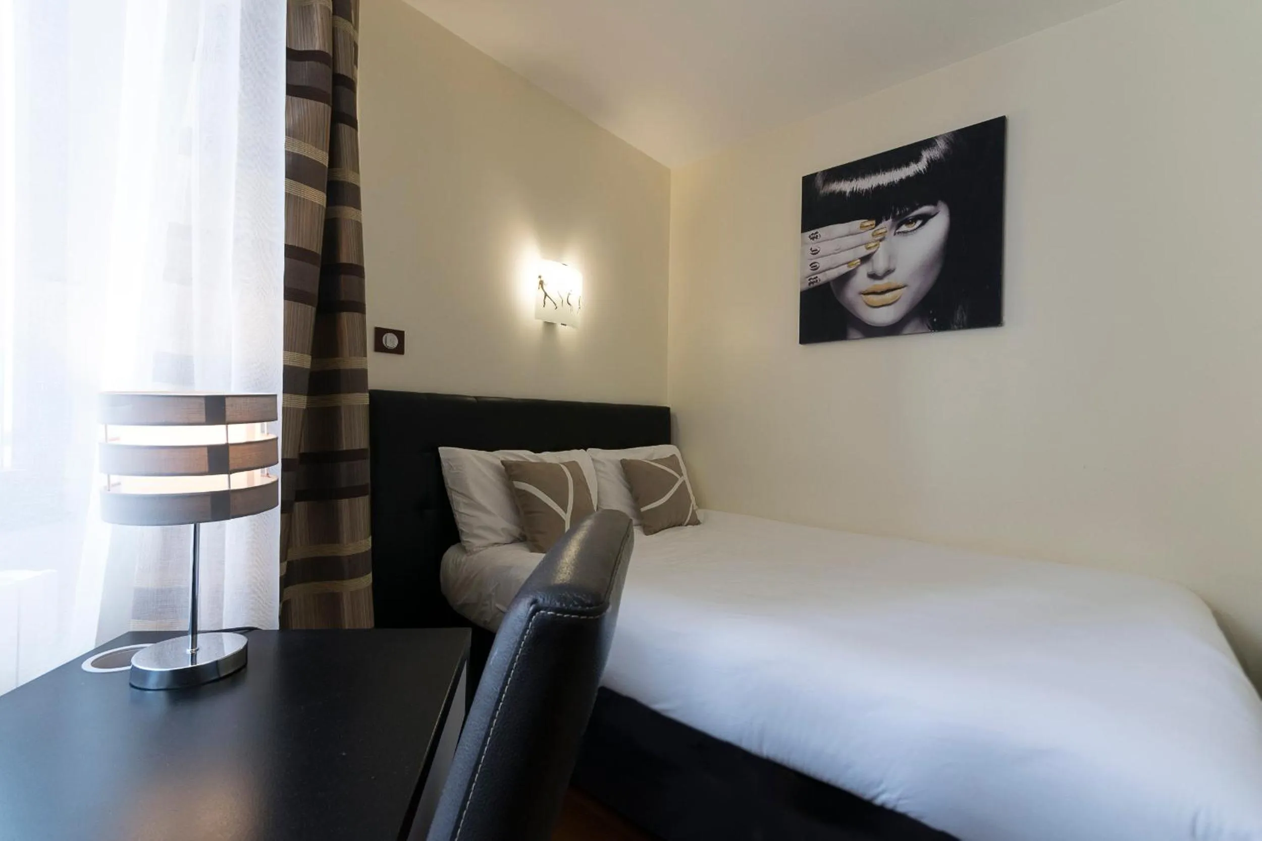 Bedroom, Bed in Prince Monceau