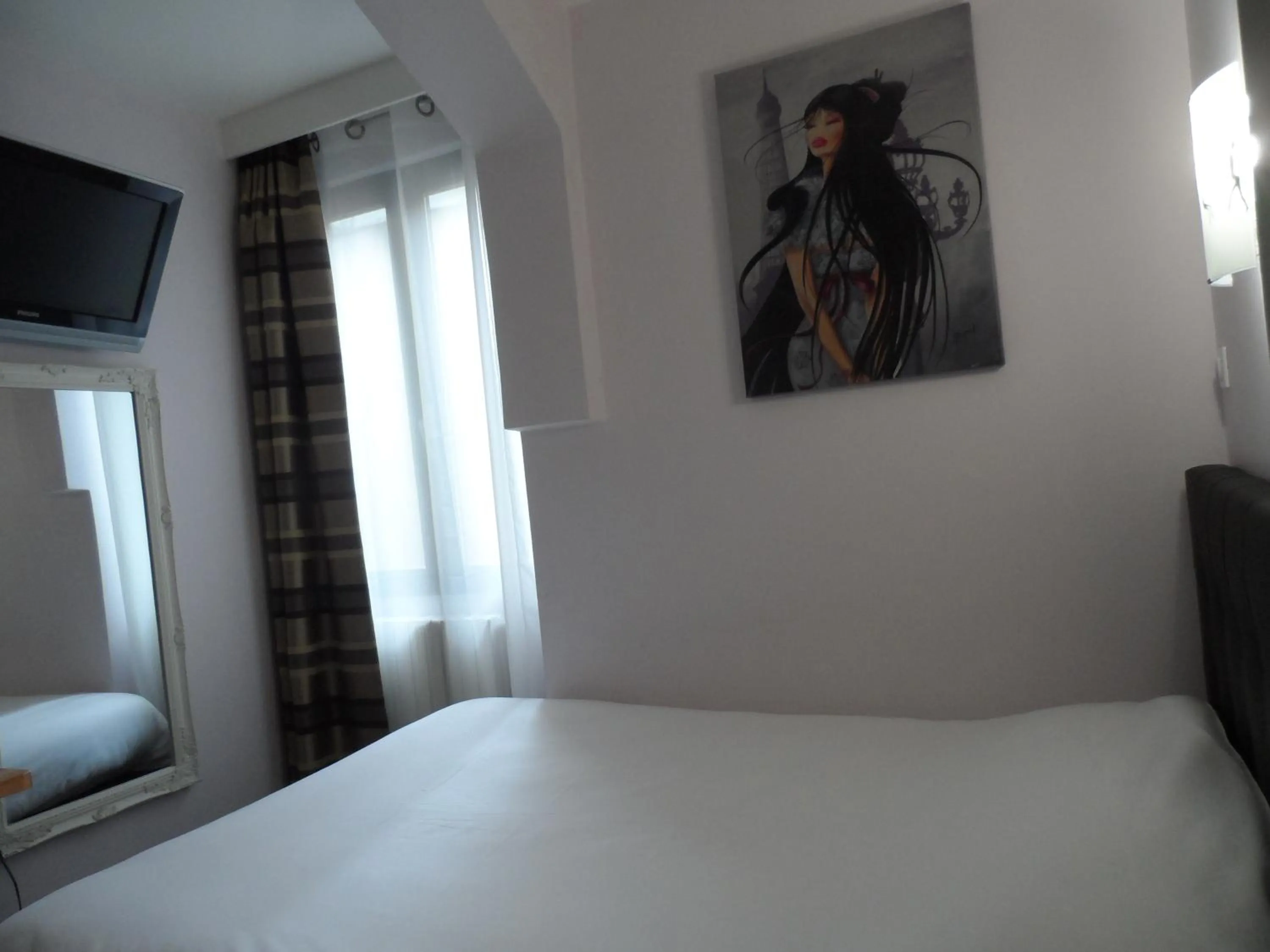Photo of the whole room, Bed in Prince Monceau