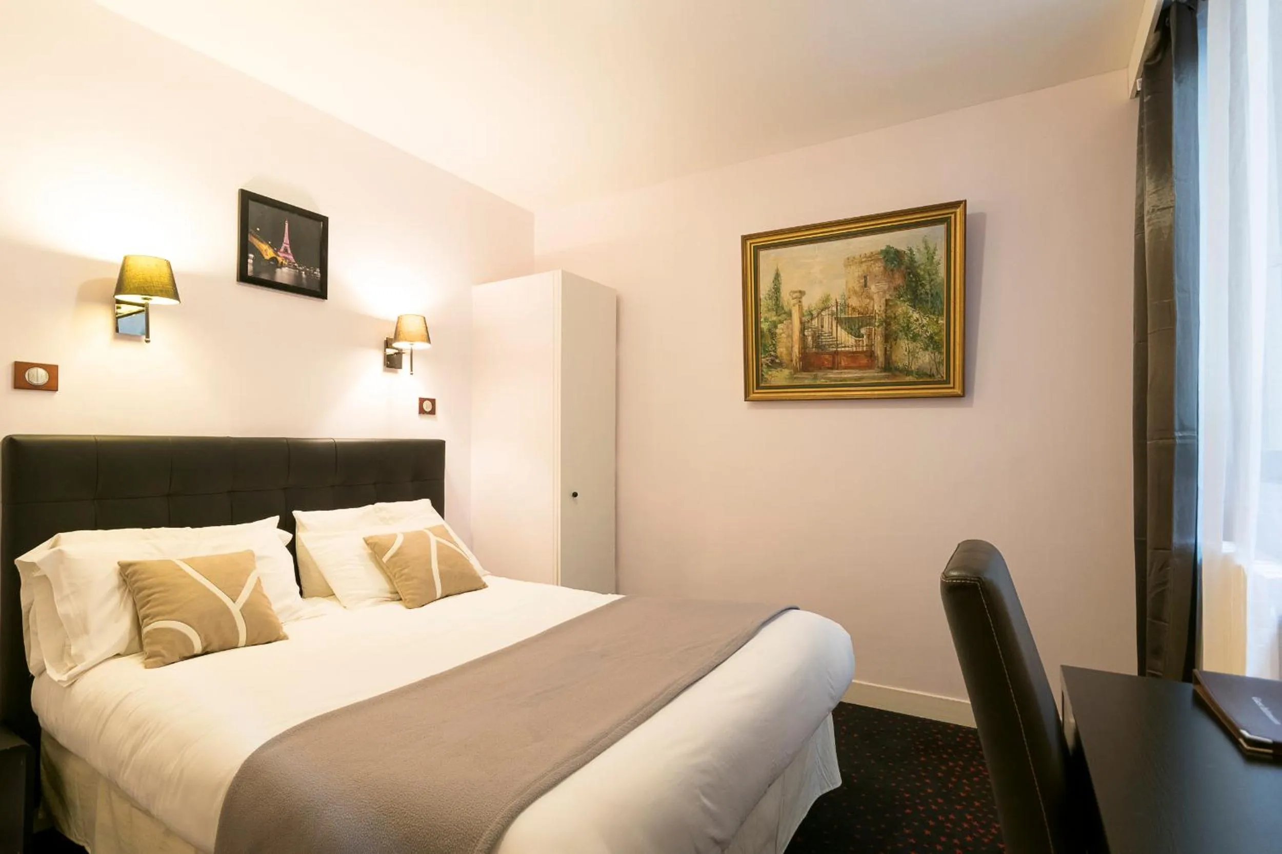 Bedroom, Bed in Prince Monceau