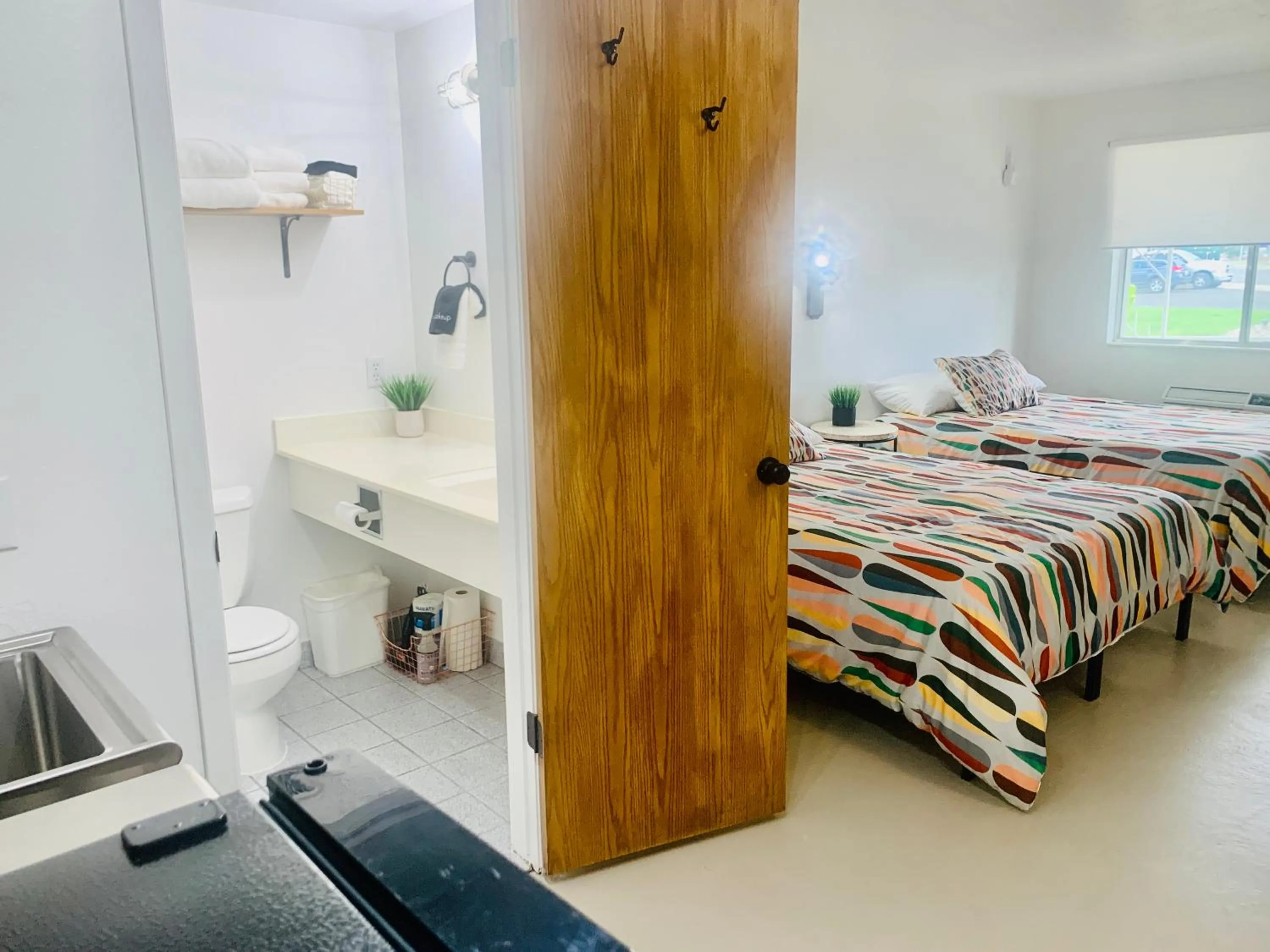 Bathroom, Bed in Dragonfly Motor Lodge