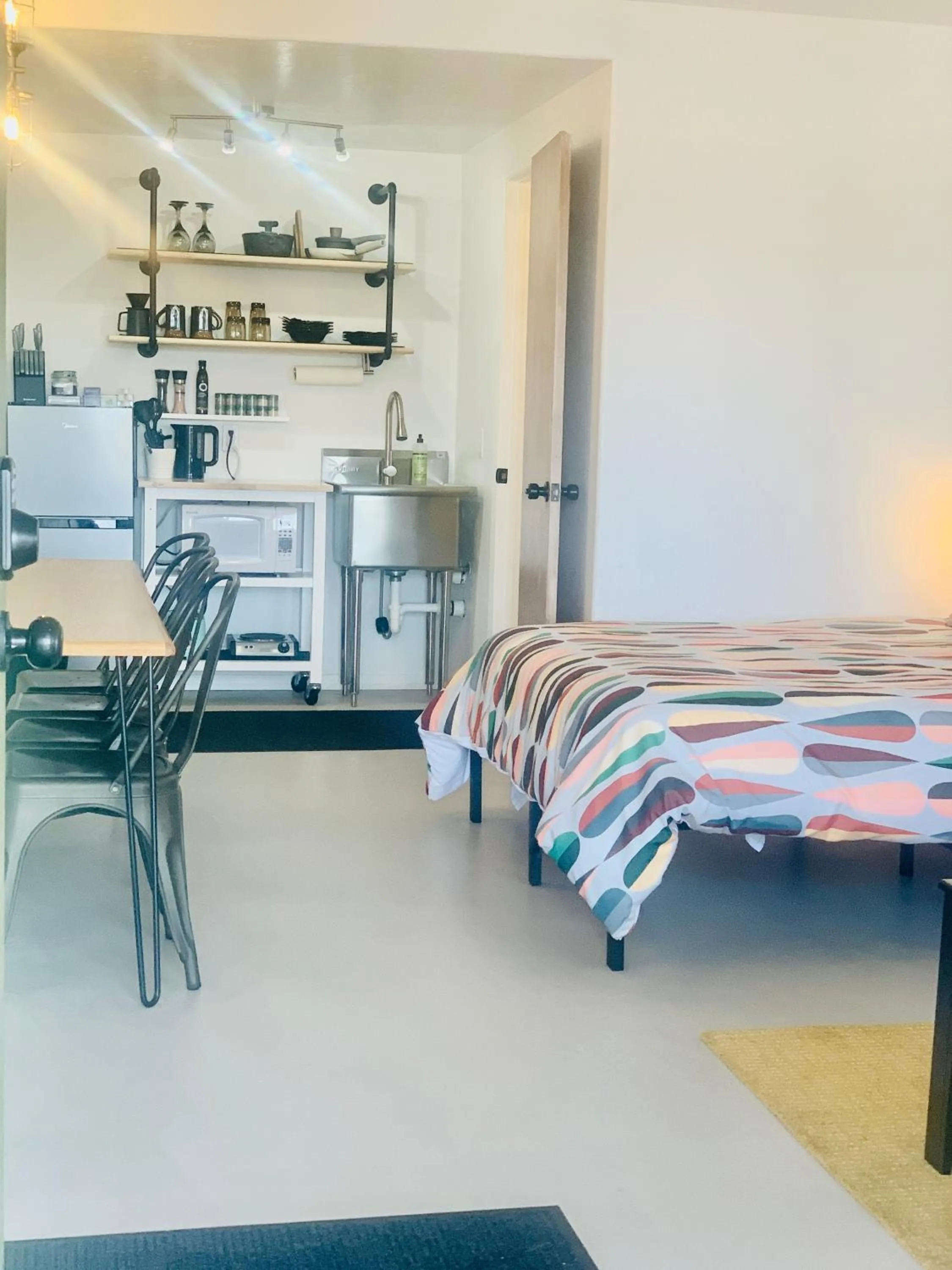 Kitchen or kitchenette, Bed in Dragonfly Motor Lodge