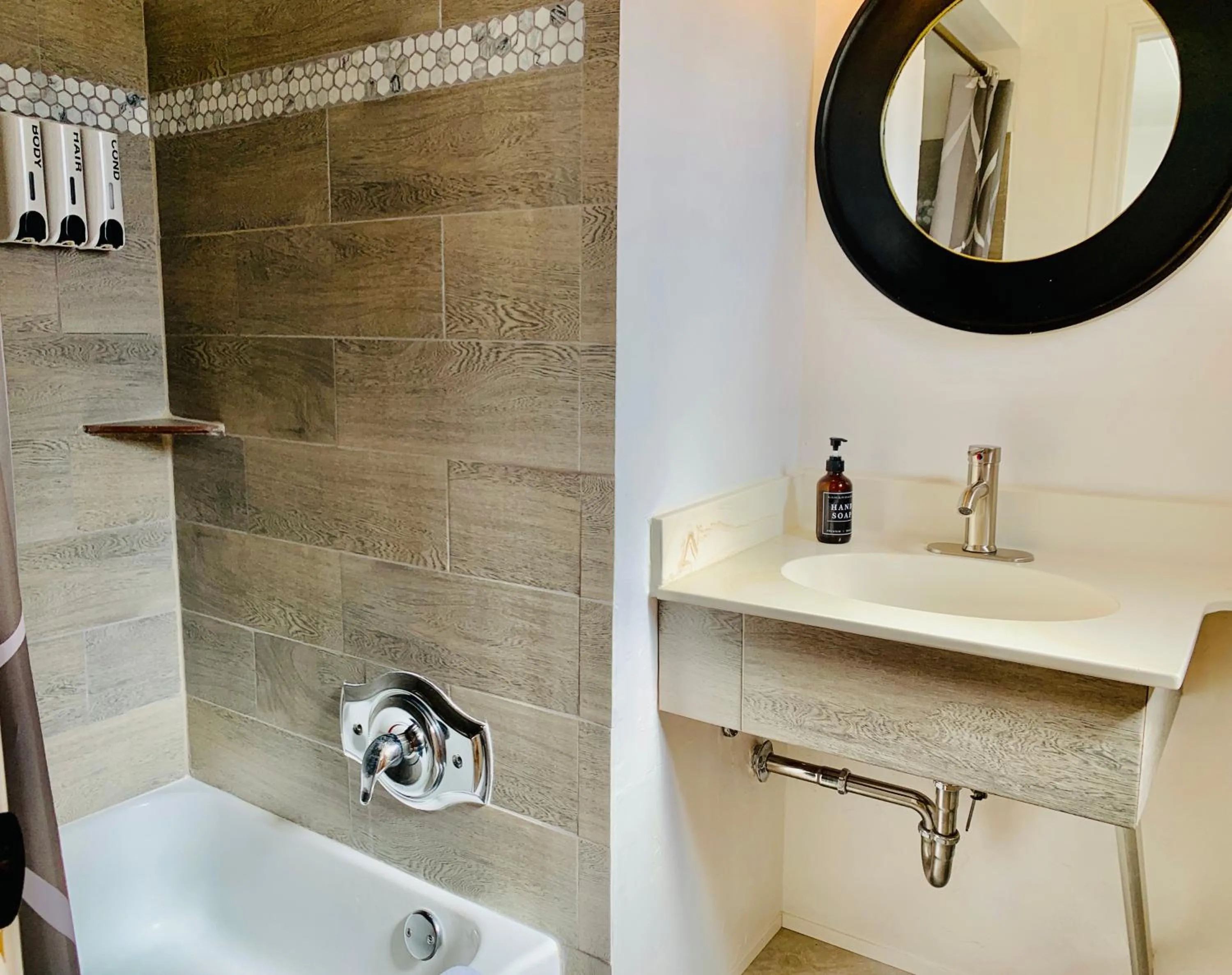 Bathroom in Dragonfly Motor Lodge