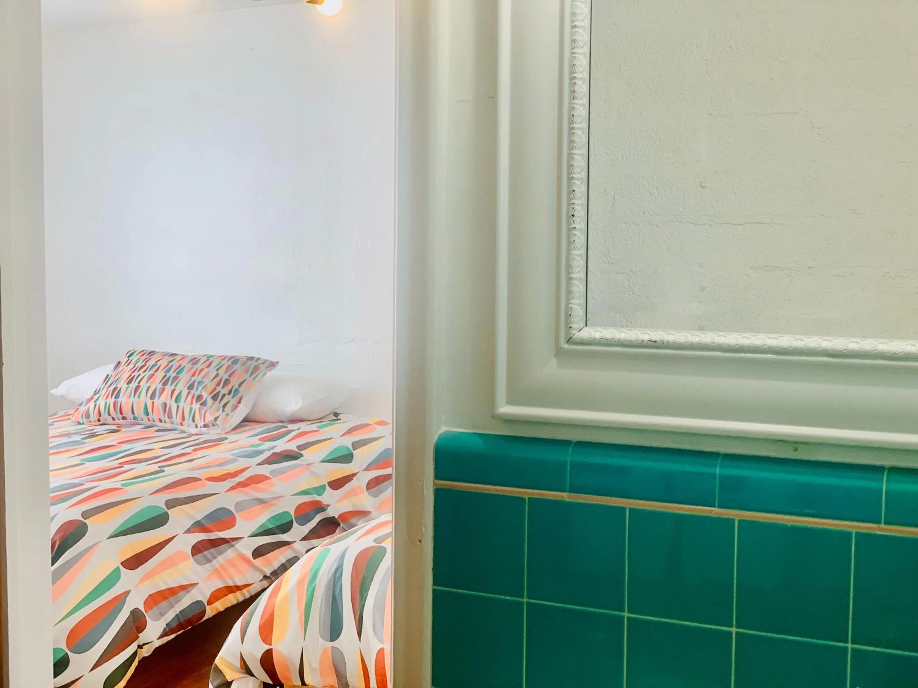 Bathroom, Bed in Dragonfly Motor Lodge