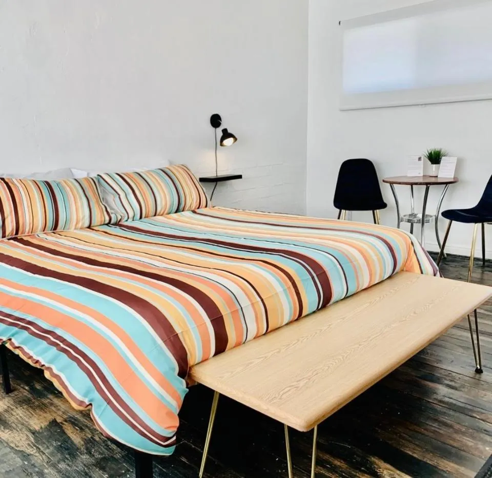 Bedroom, Bed in Dragonfly Motor Lodge