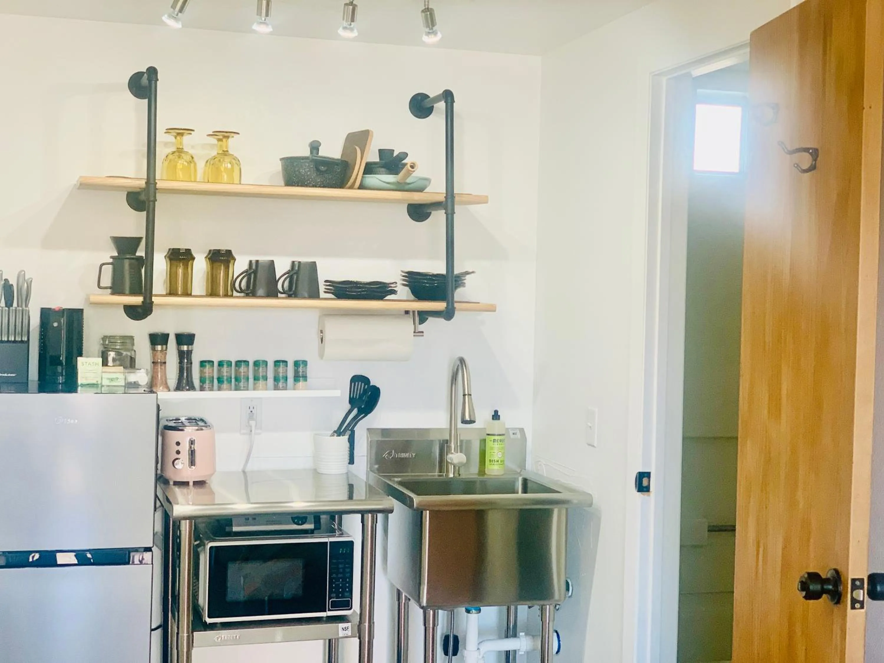 Kitchen or kitchenette in Dragonfly Motor Lodge