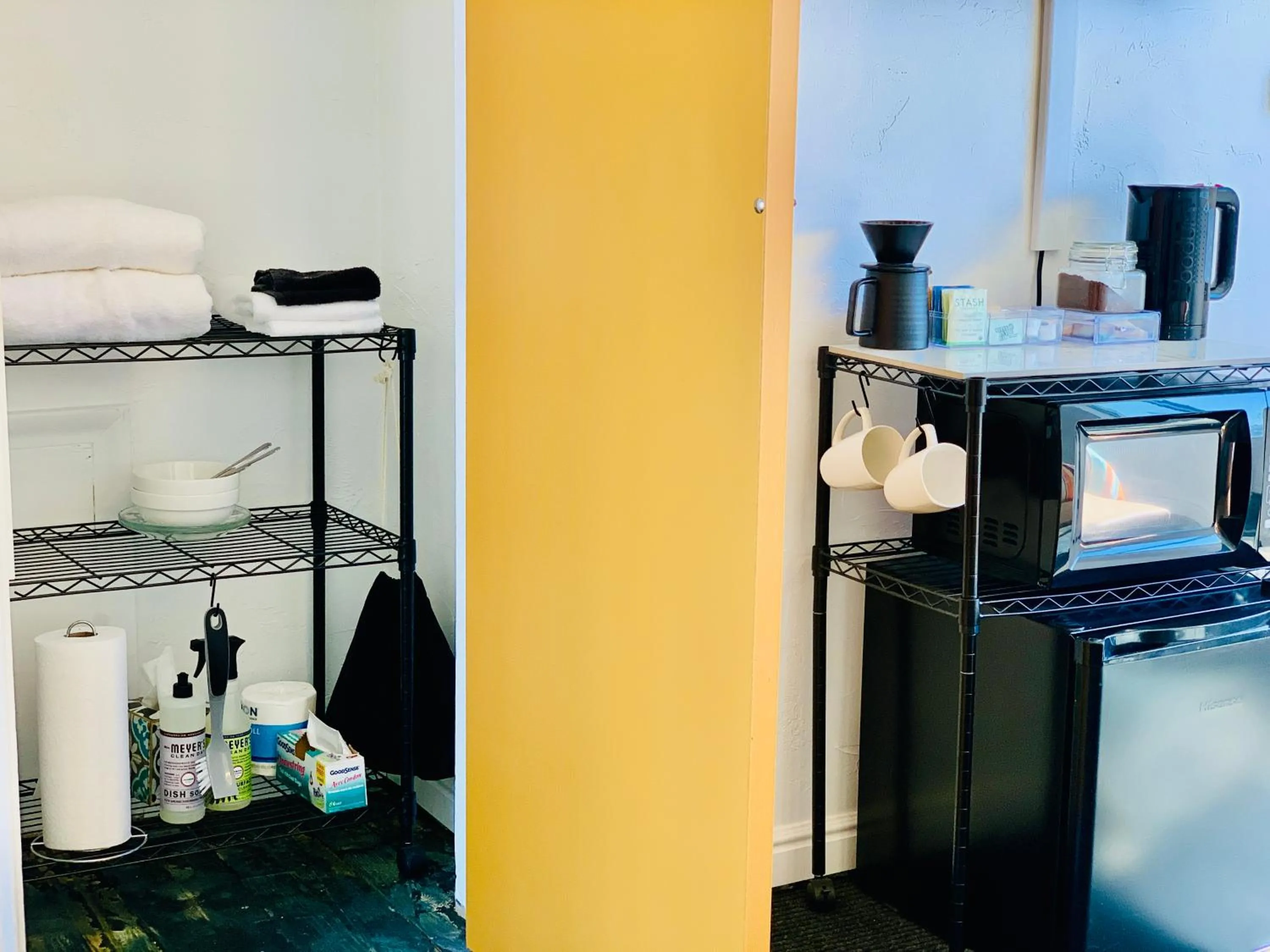 Kitchen or kitchenette in Dragonfly Motor Lodge