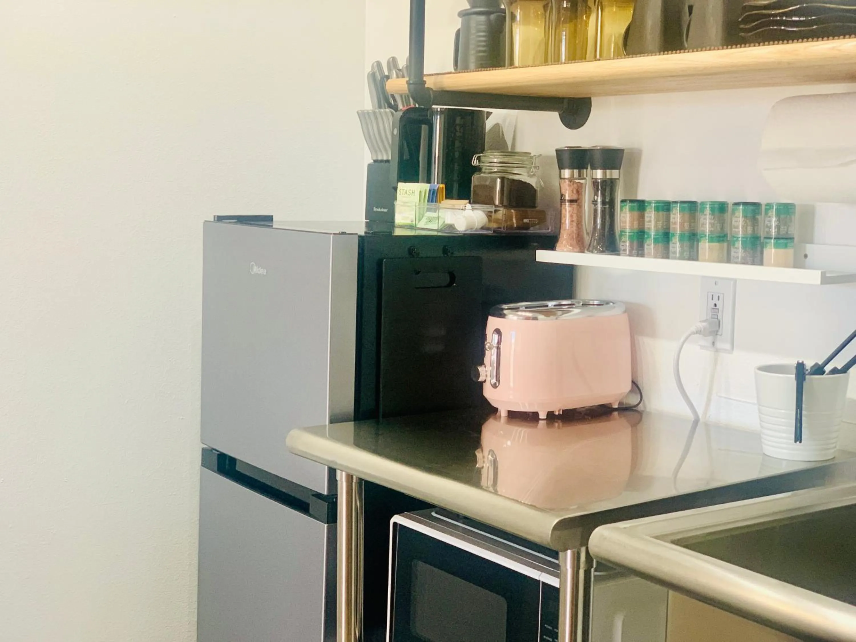 Kitchen or kitchenette in Dragonfly Motor Lodge