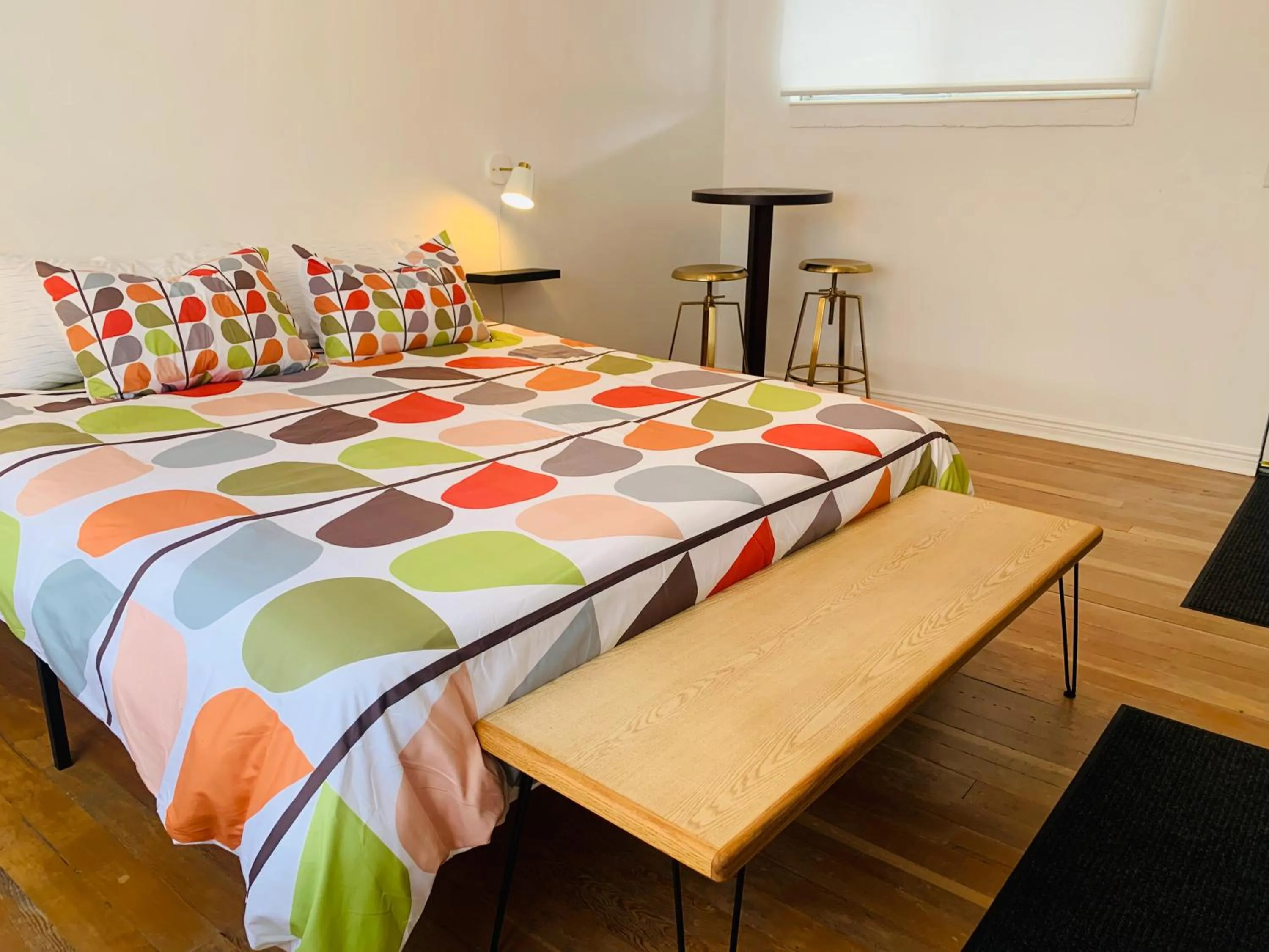 Bedroom, Bed in Dragonfly Motor Lodge