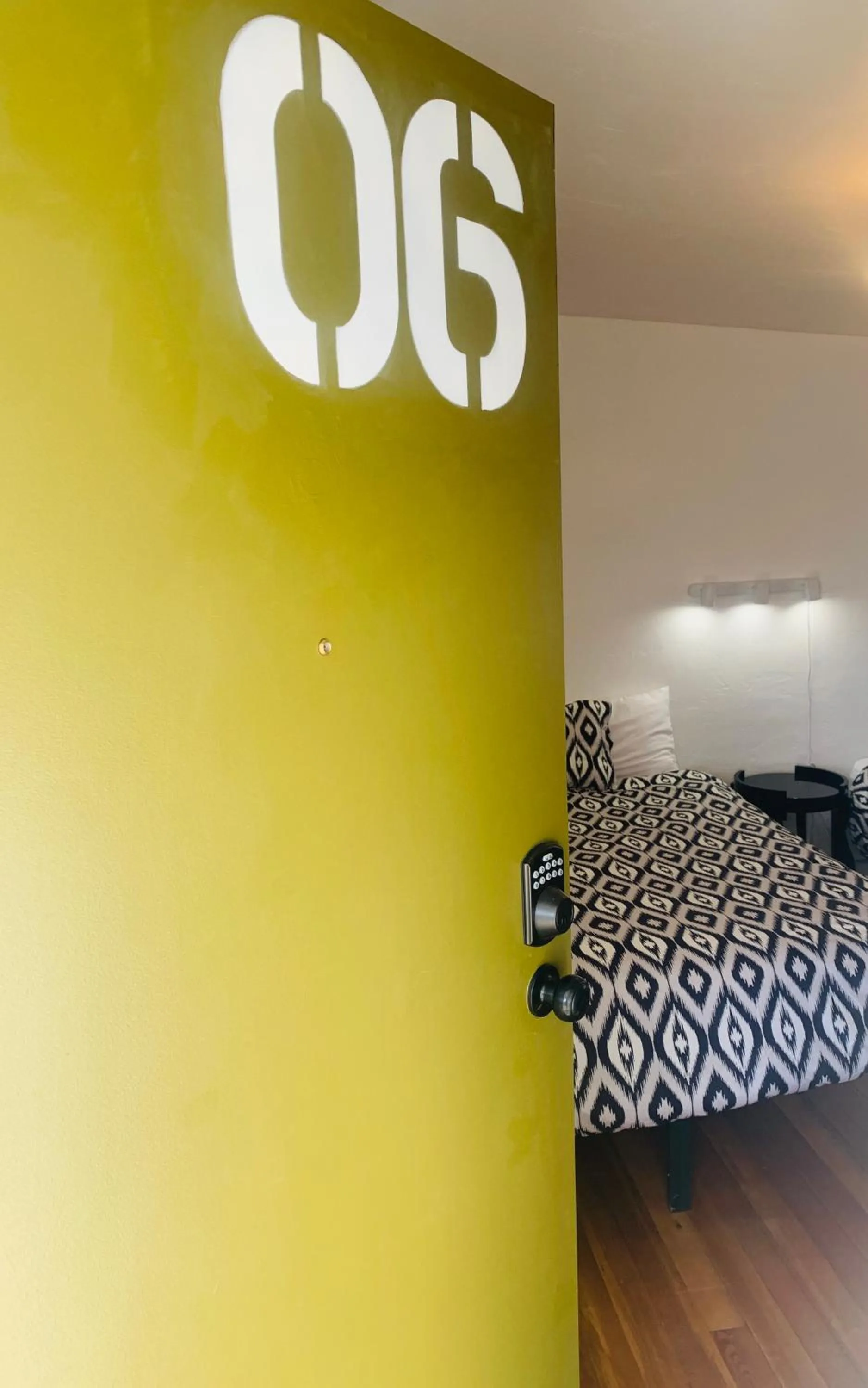 Bedroom, Bed in Dragonfly Motor Lodge