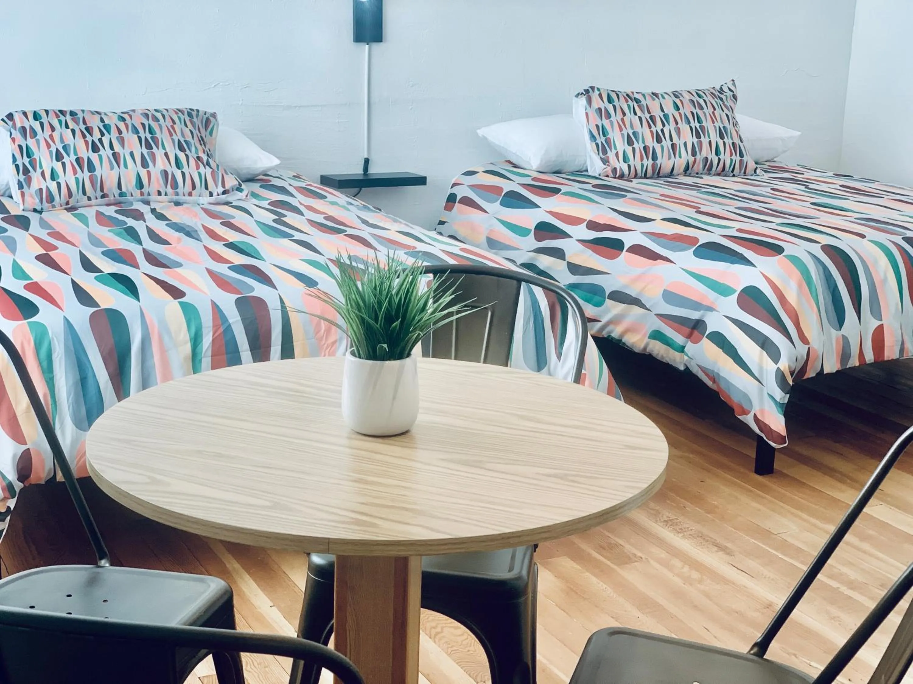 Bedroom, Bed in Dragonfly Motor Lodge