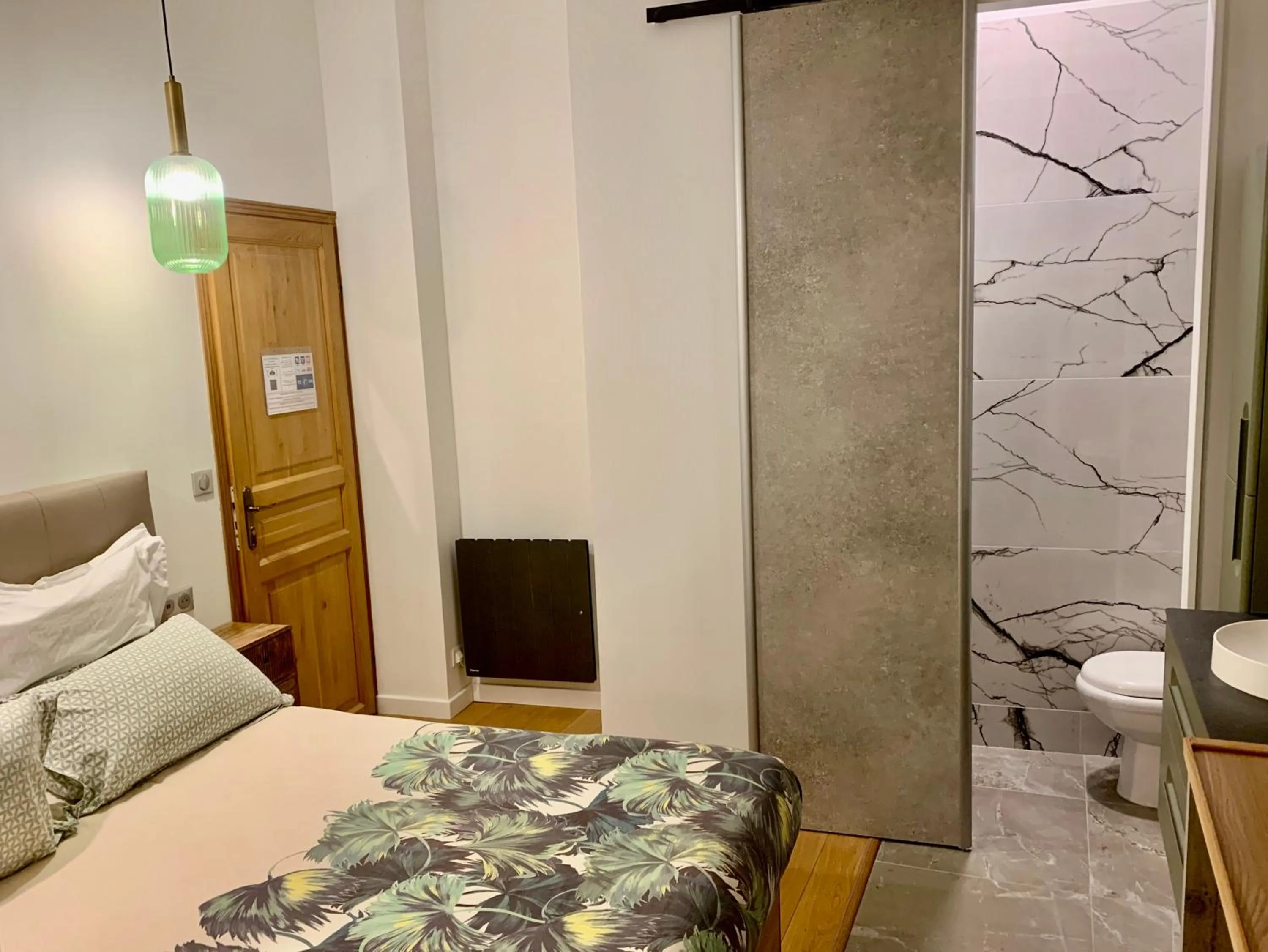 Bedroom, Bed in TANG Home-Bordeaux Hyper Centre