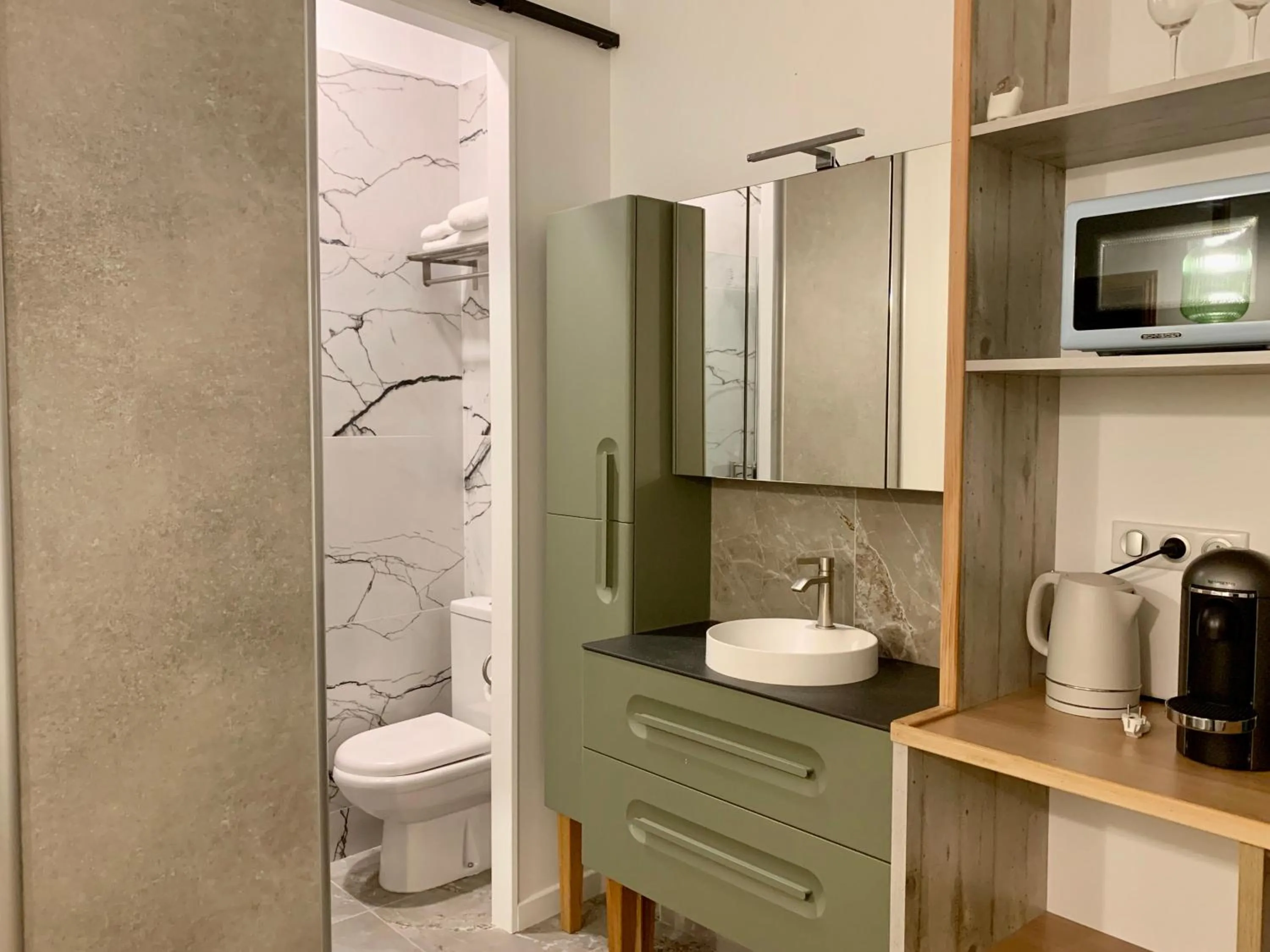 Toilet in TANG Home-Bordeaux Hyper Centre