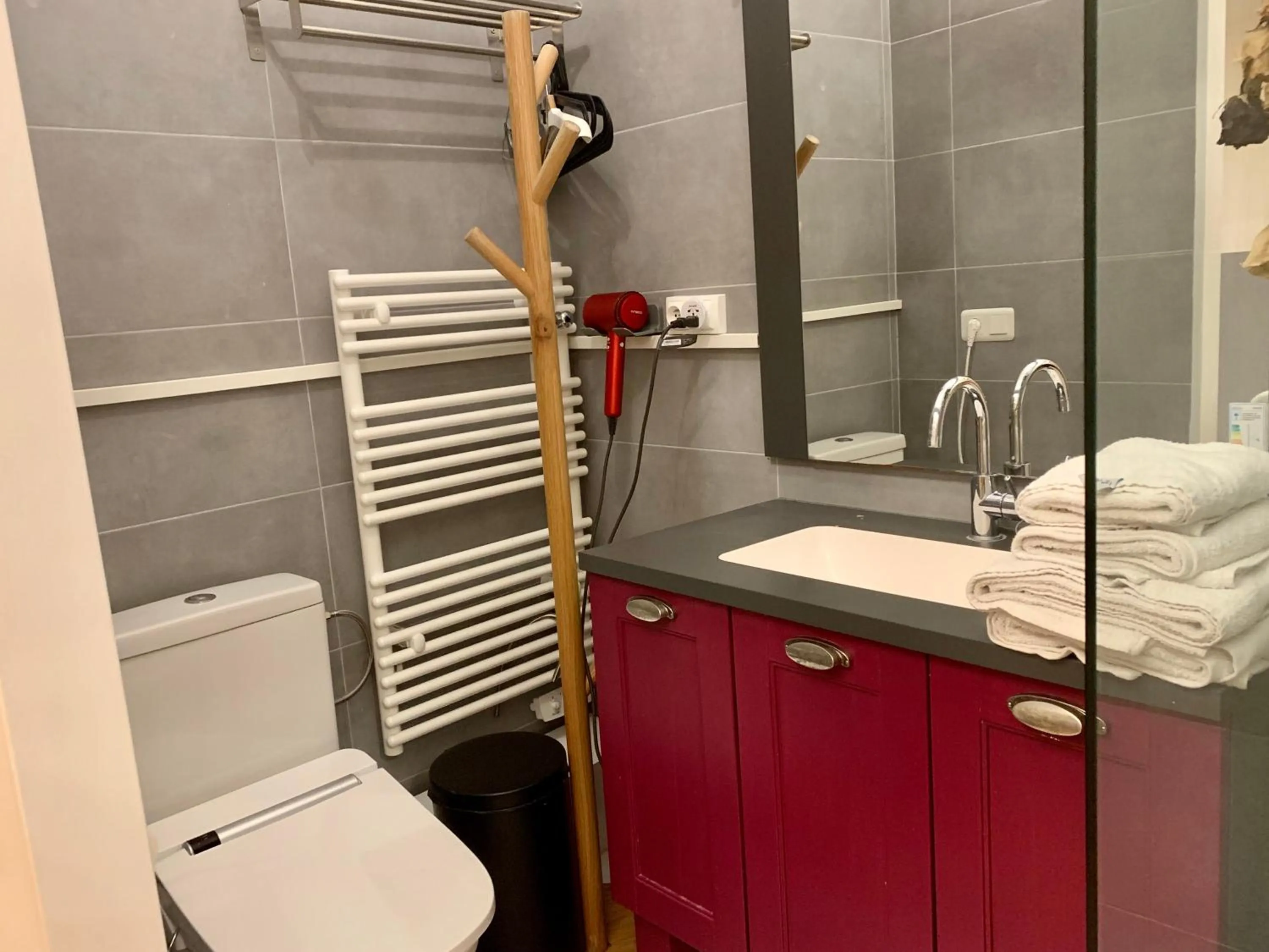 Toilet in TANG Home-Bordeaux Hyper Centre