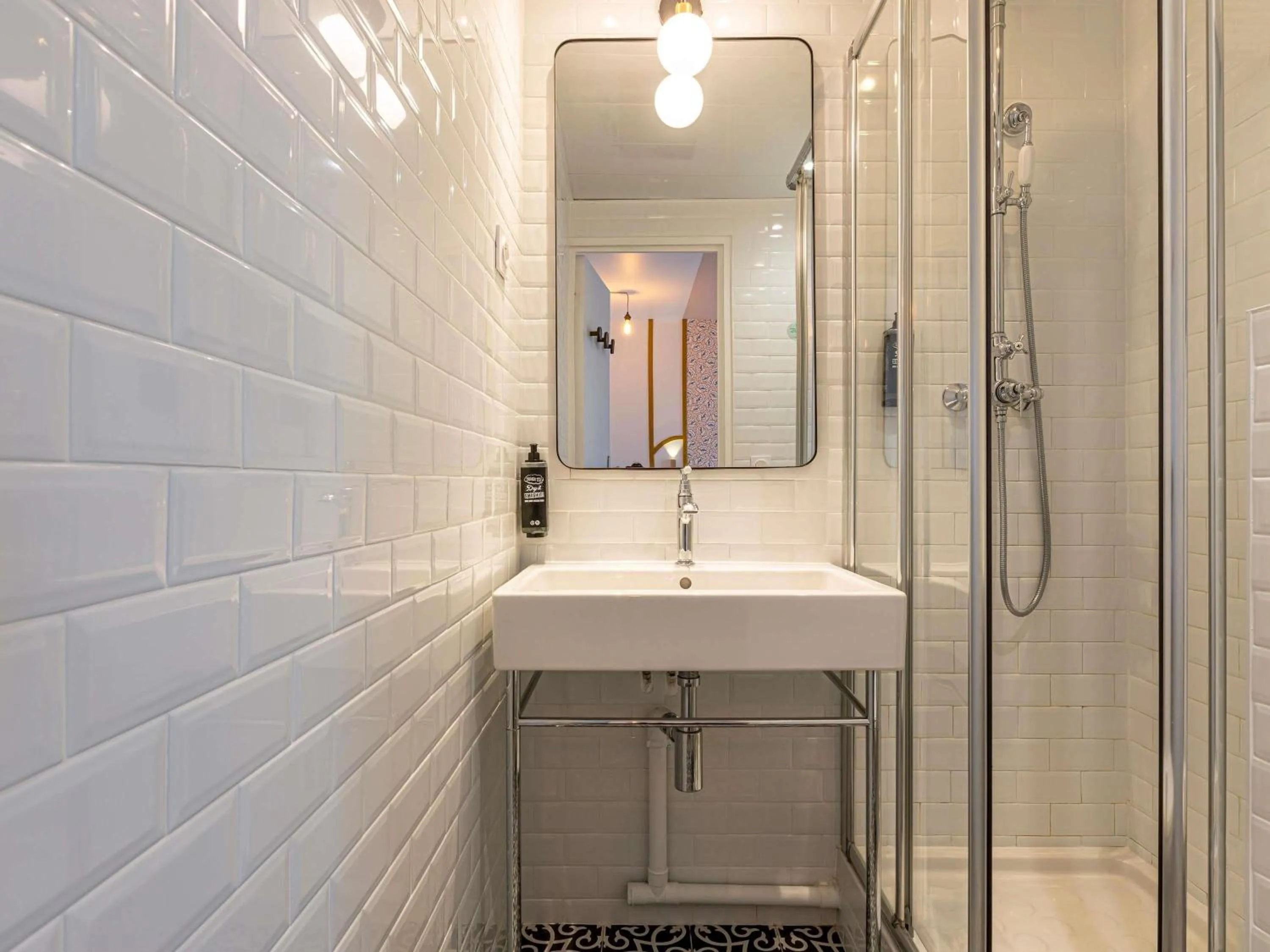 Bedroom in ibis Styles Paris Eiffel Cambronne