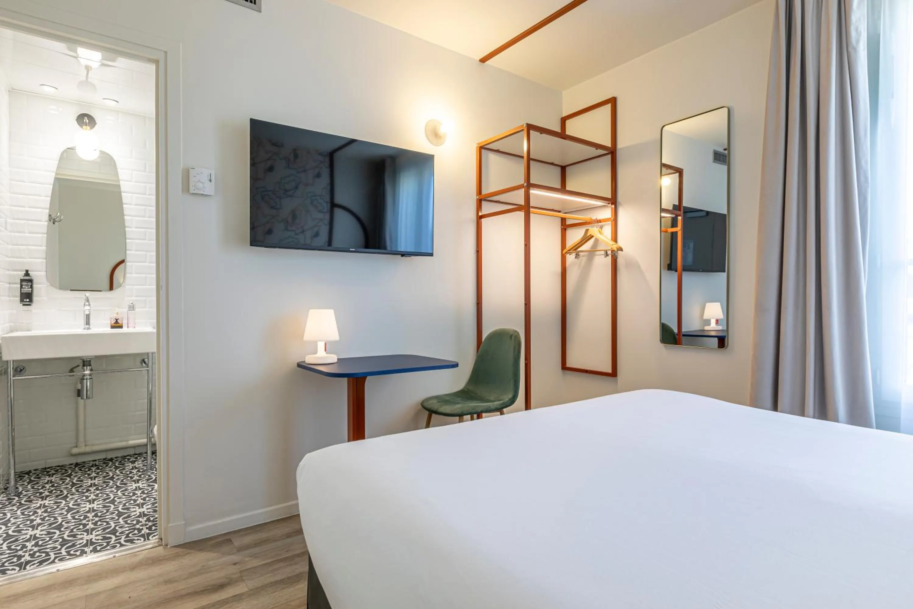 Bedroom, Bed in ibis Styles Paris Eiffel Cambronne