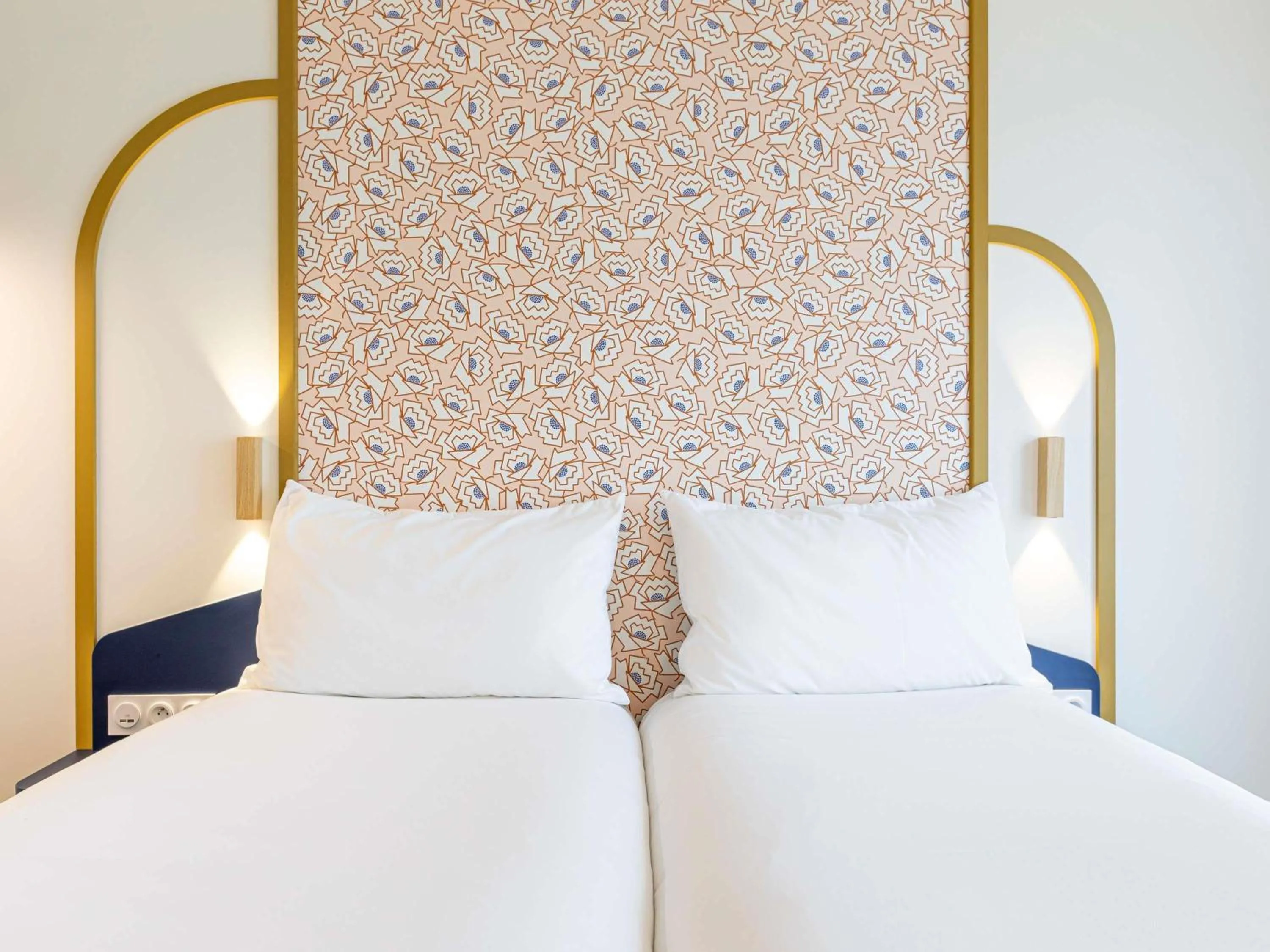 Bedroom, Bed in ibis Styles Paris Eiffel Cambronne