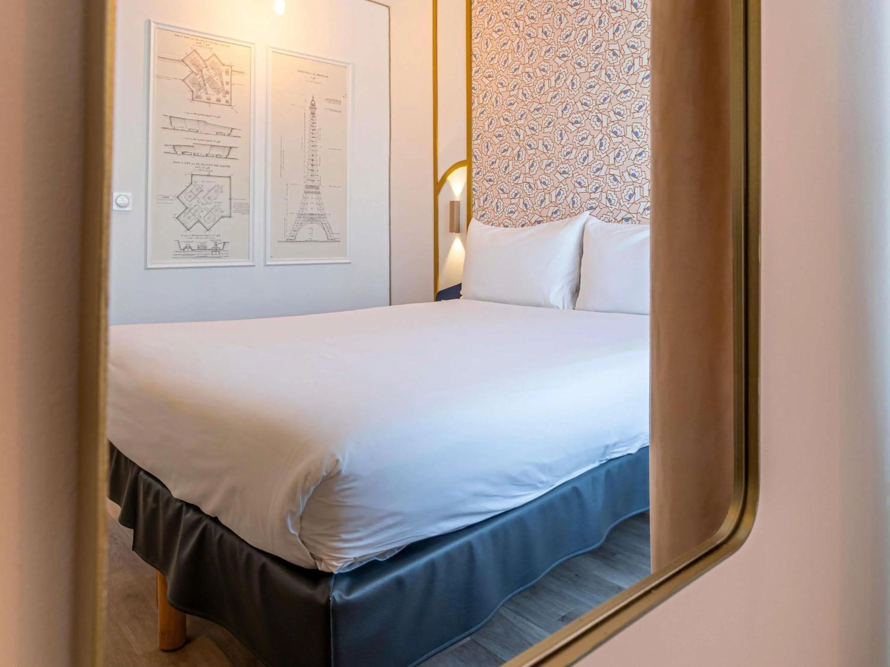 Bedroom, Bed in ibis Styles Paris Eiffel Cambronne