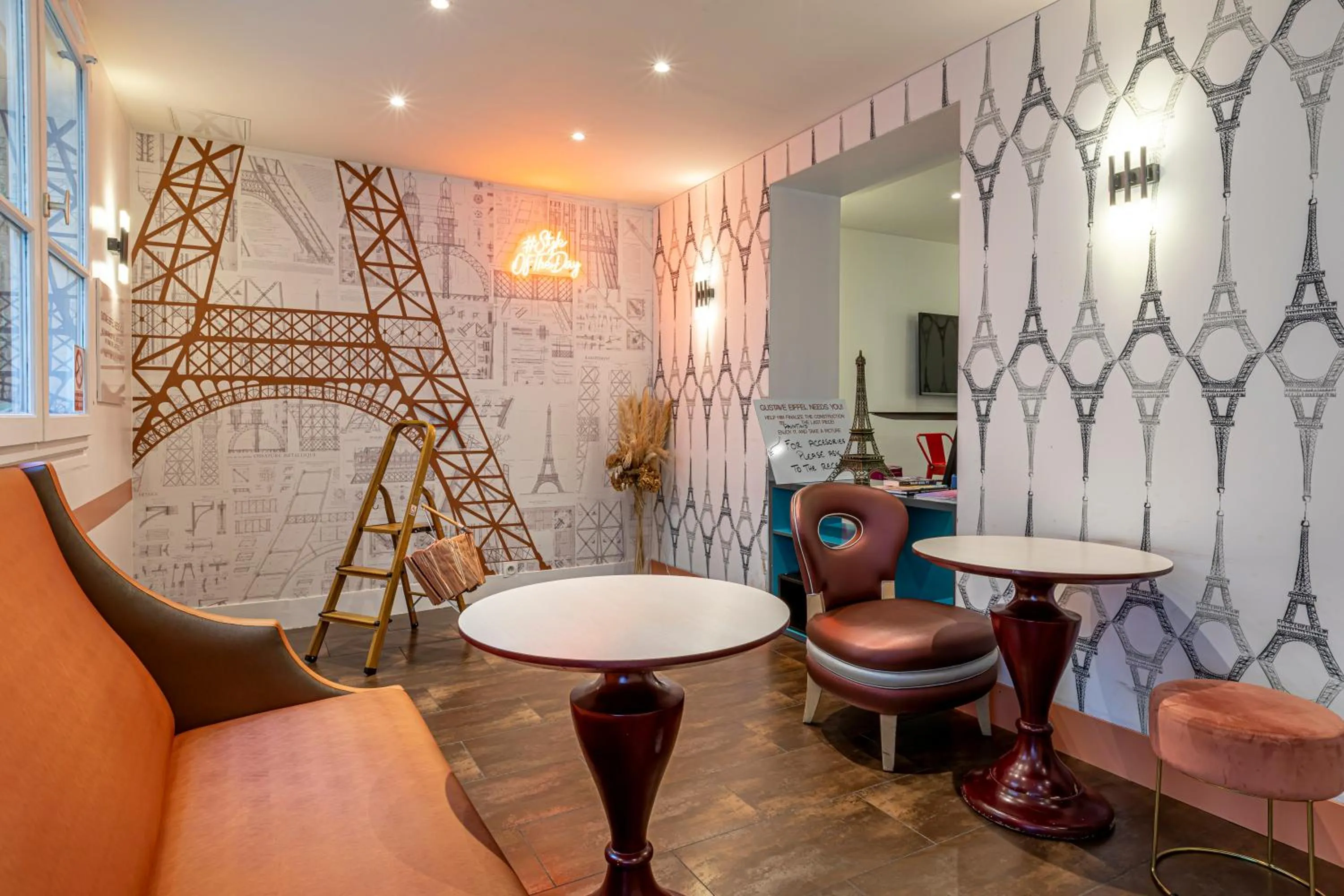 Communal lounge/ TV room in ibis Styles Paris Eiffel Cambronne