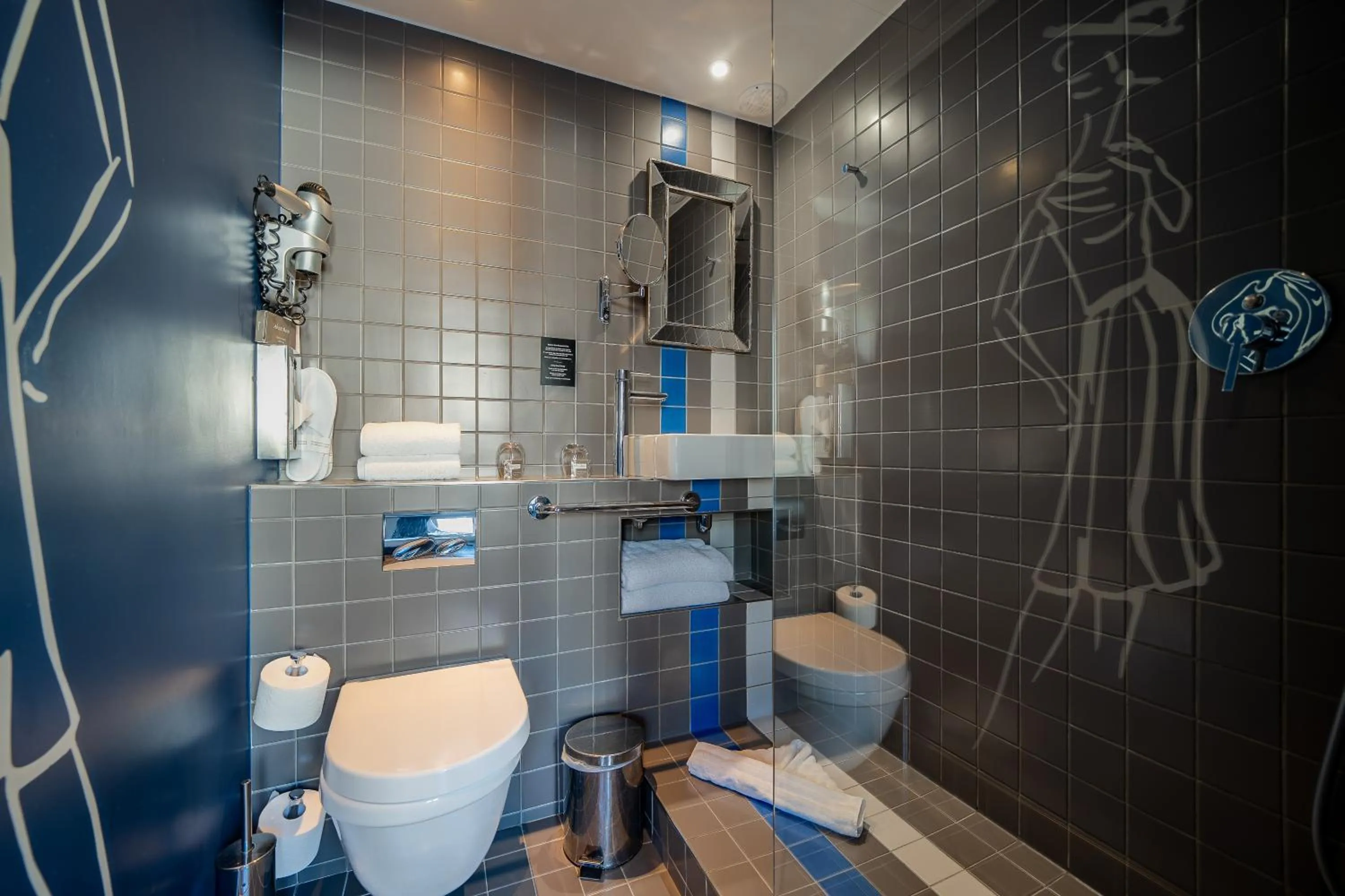 Shower in Hotel Mademoiselle