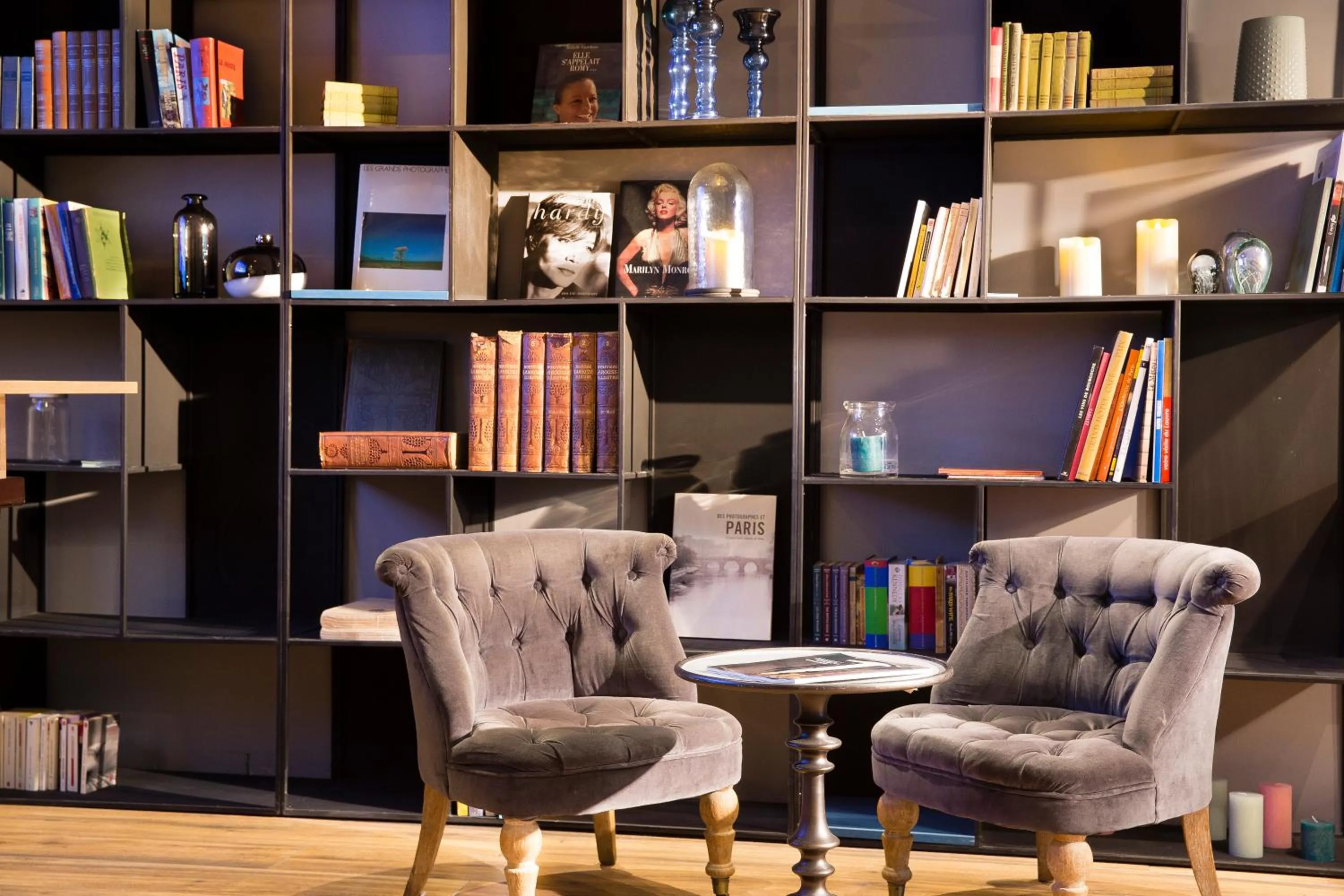 Library in Hotel Mademoiselle