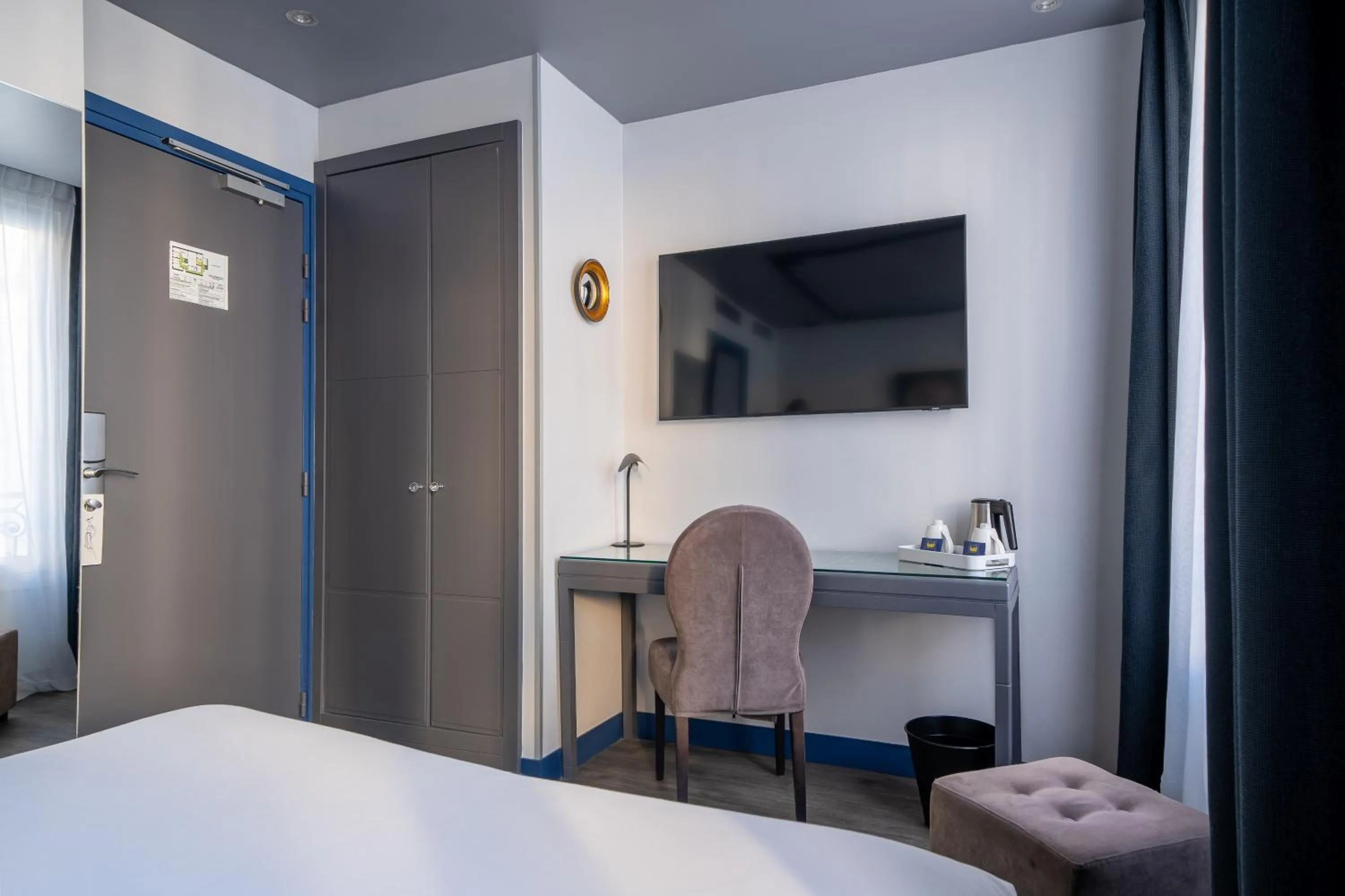 TV and multimedia, Bed in Hotel Mademoiselle