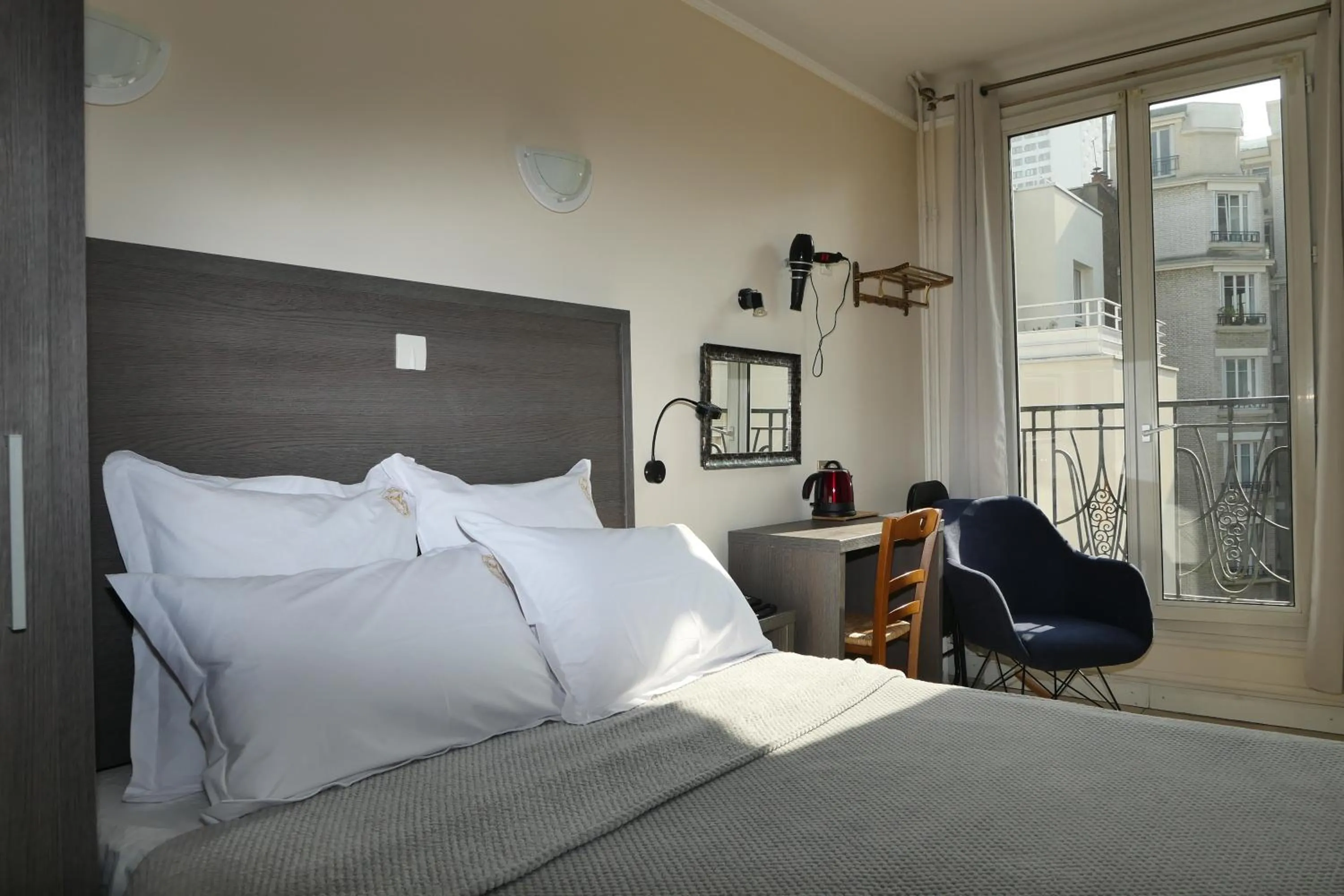 Staff, Bed in Hotel Novex Paris