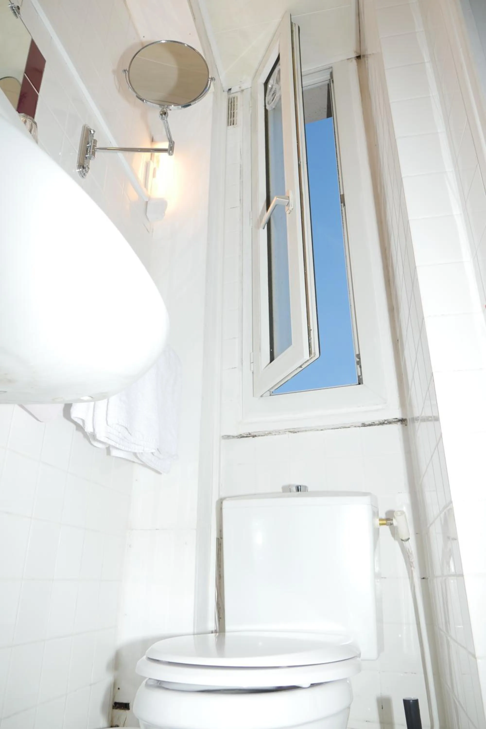 Toilet in Hotel Novex Paris