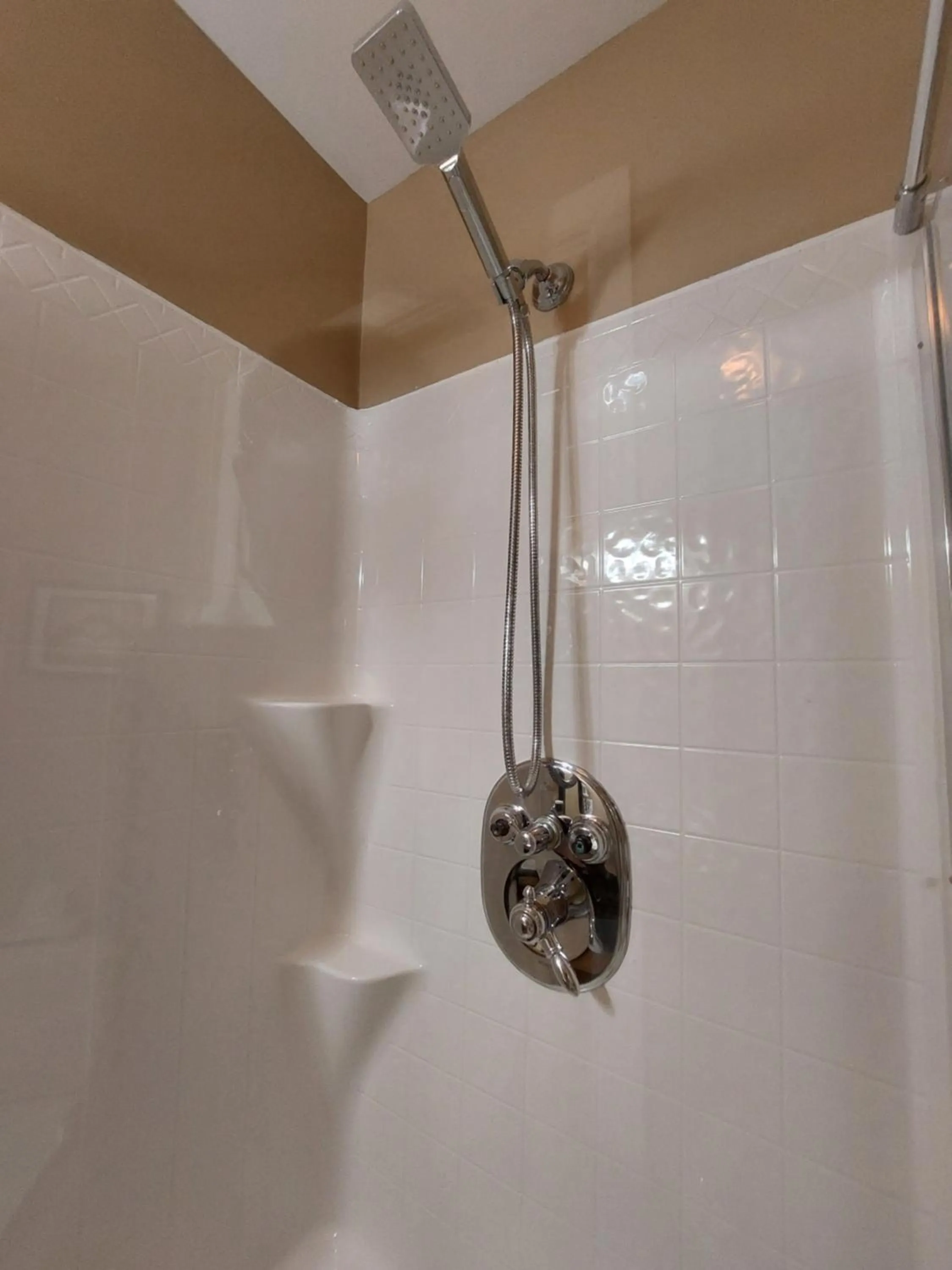 Shower in Studio-hôtel Villegiature Saint-Sauveur