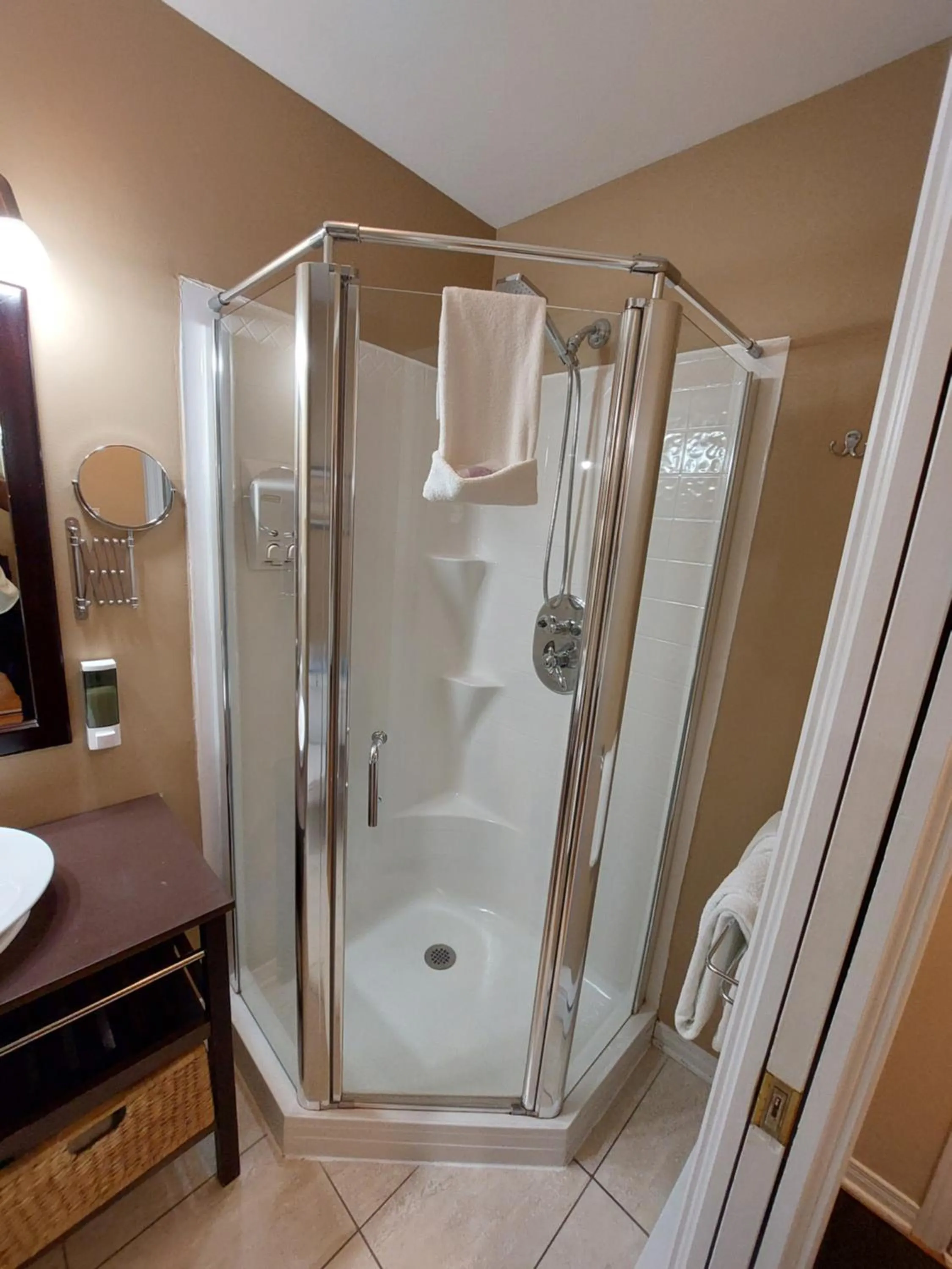 Shower in Studio-hôtel Villegiature Saint-Sauveur