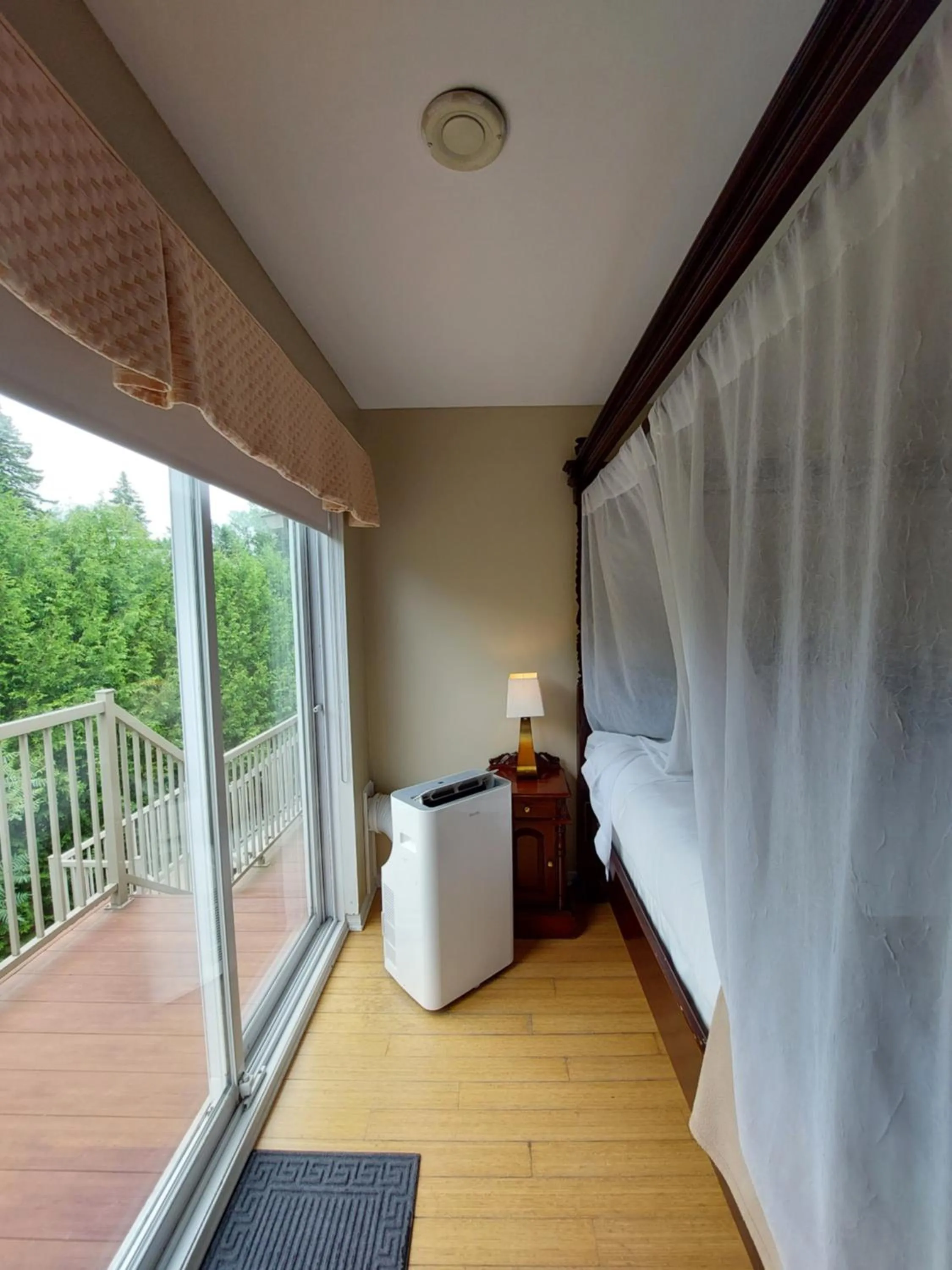 View (from property/room) in Studio-hôtel Villegiature Saint-Sauveur