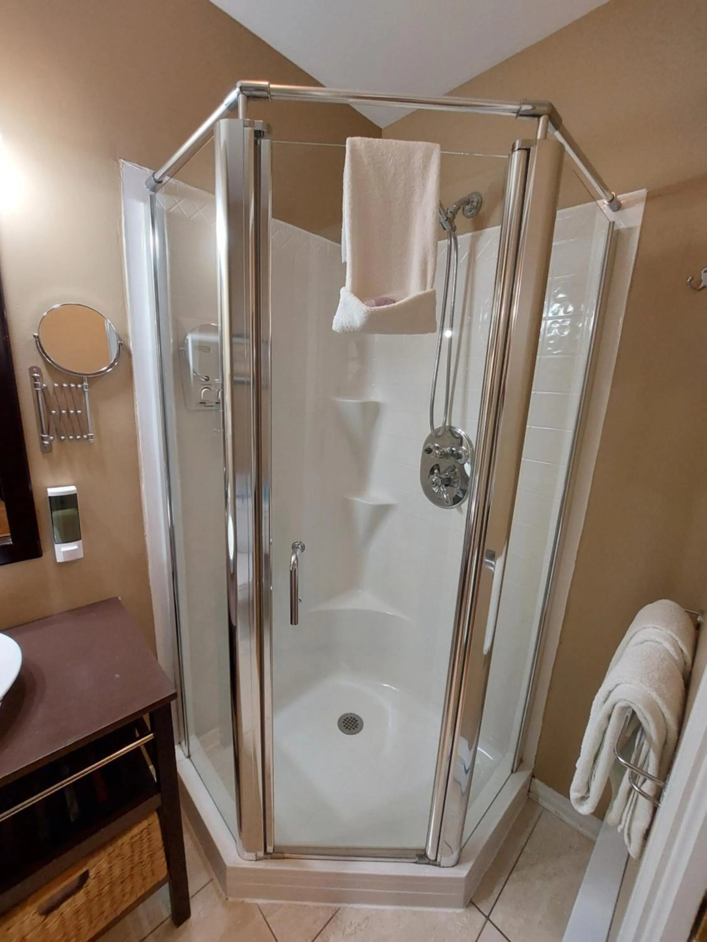 Shower in Studio-hôtel Villegiature Saint-Sauveur