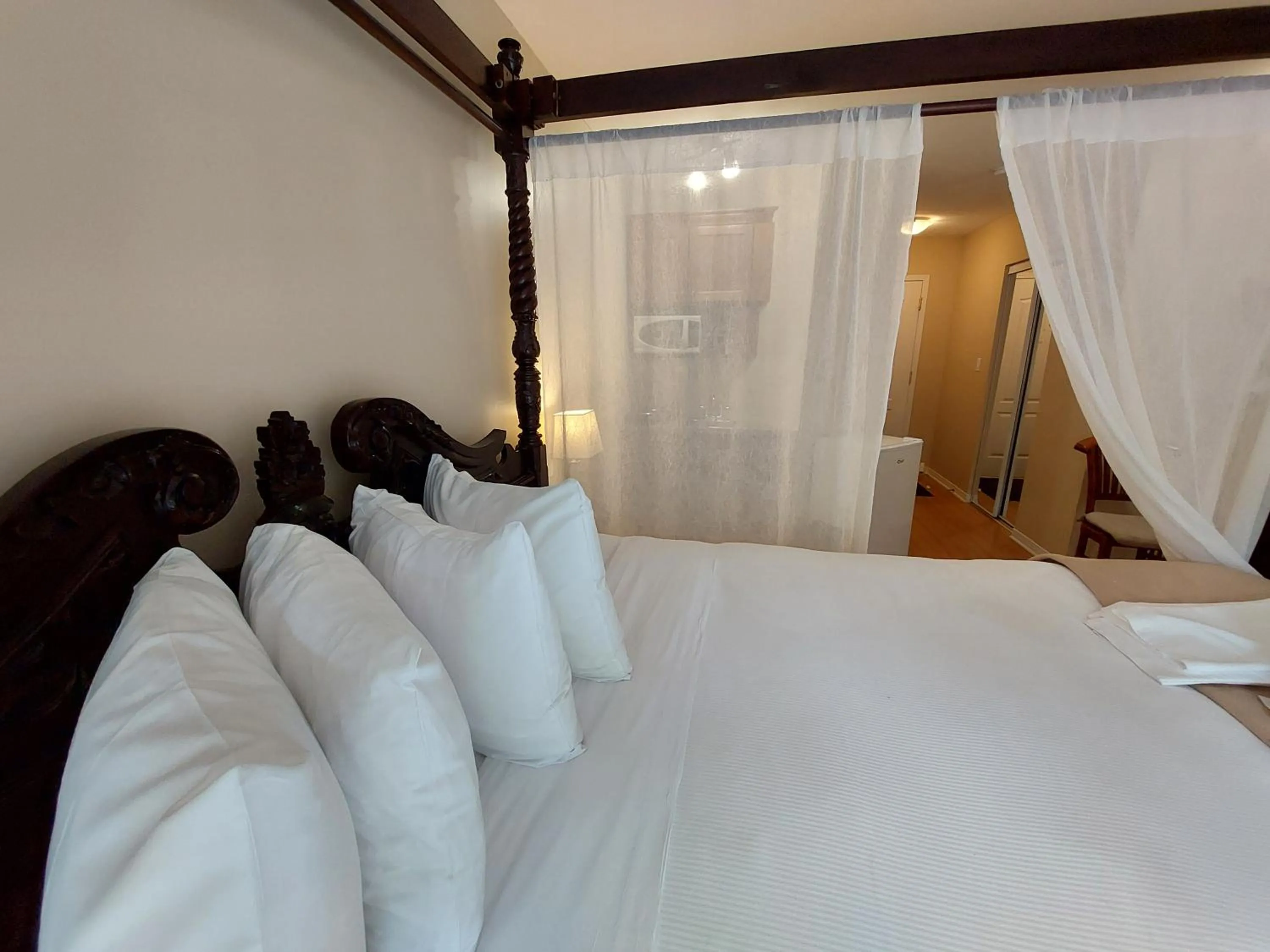 Bed in Studio-hôtel Villegiature Saint-Sauveur