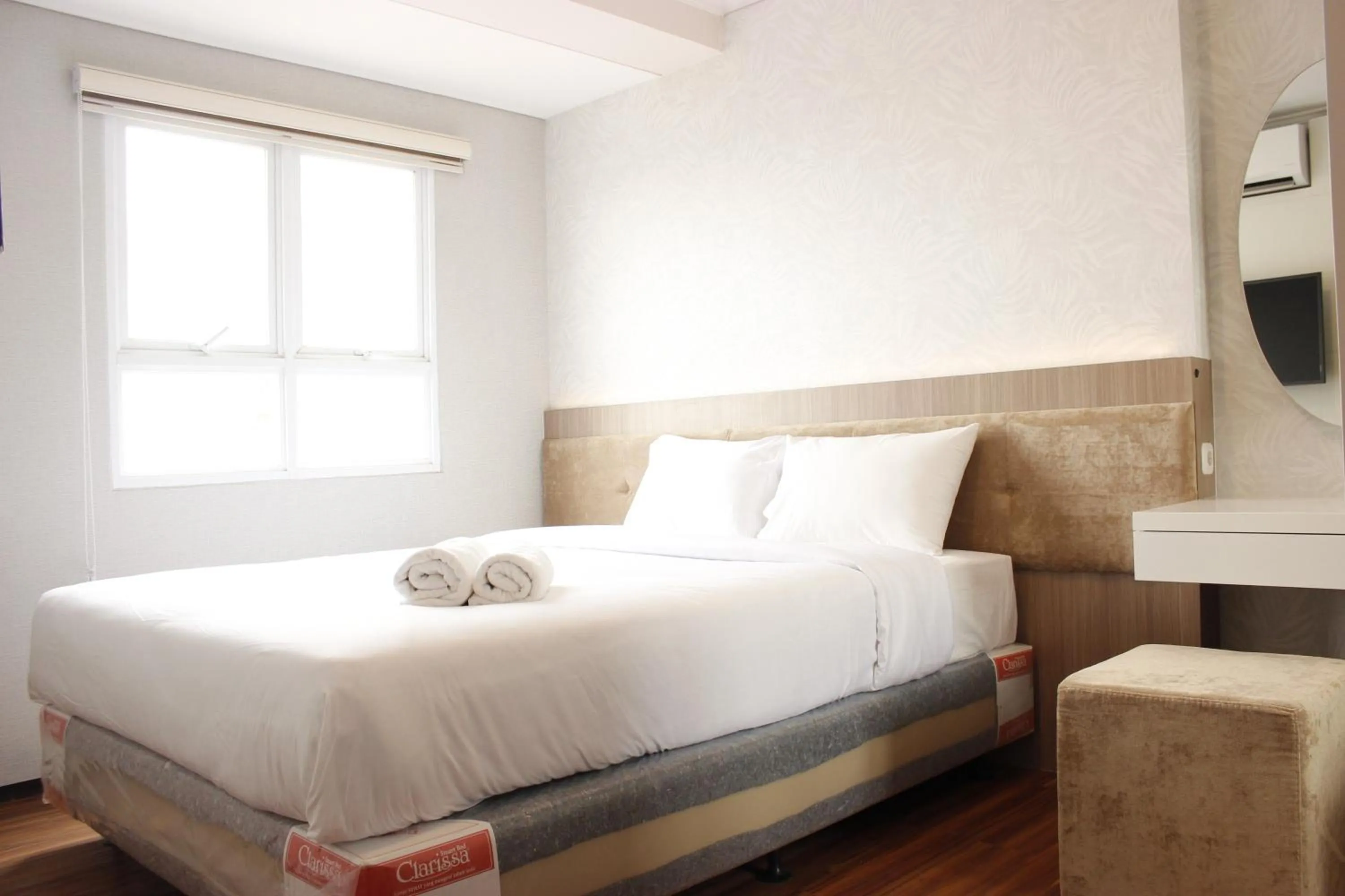 Bed in Classic 2BR Apartment At Gateway Pasteur near Exit Toll By Travelio