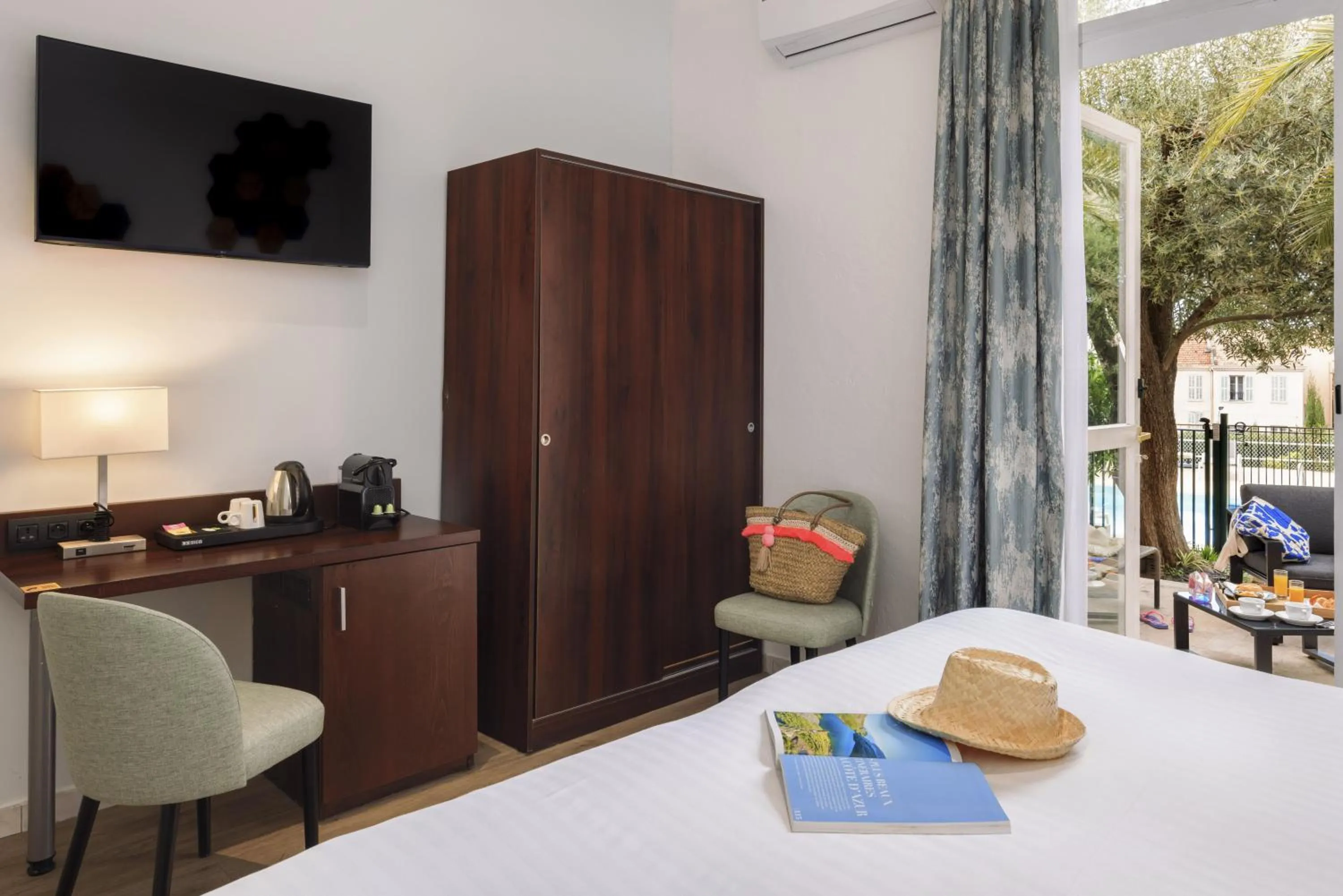 Photo of the whole room, Bed in Best Western Hôtel des Orangers Cannes