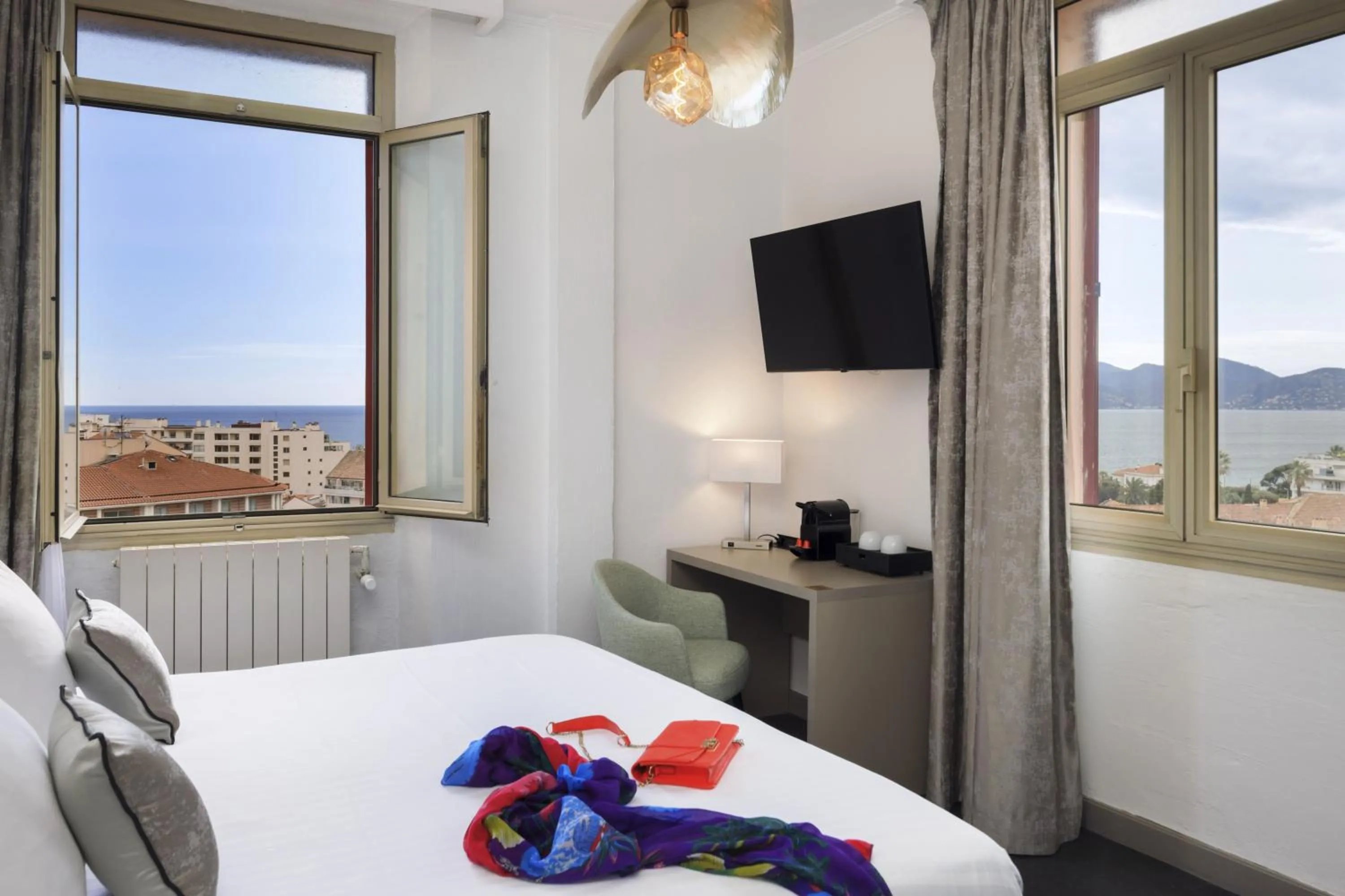 View (from property/room), Bed in Best Western Hôtel des Orangers Cannes