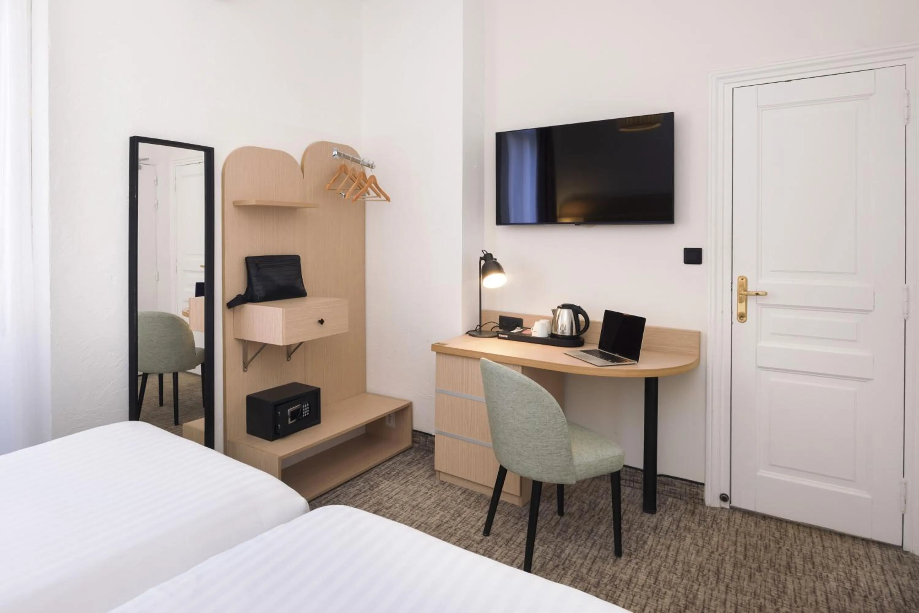 Bedroom, Bed in Best Western Hôtel des Orangers Cannes