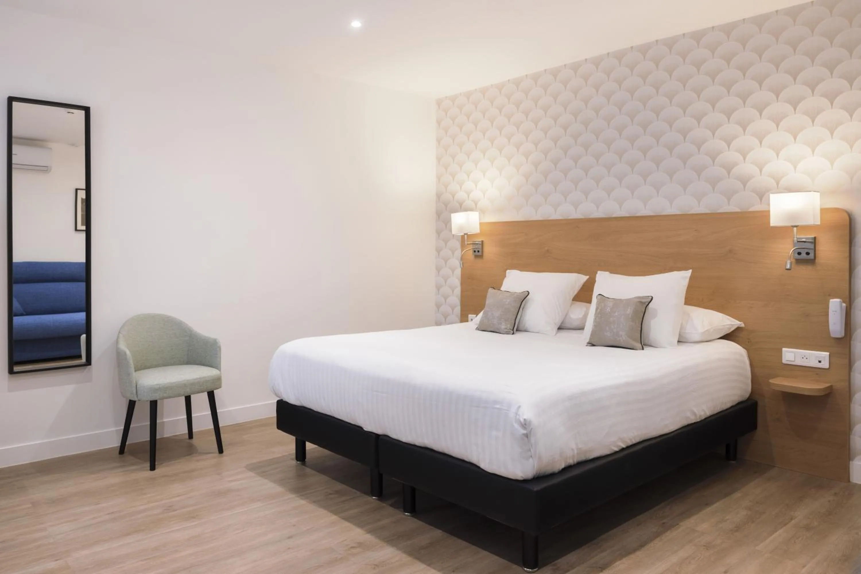 Photo of the whole room, Bed in Best Western Hôtel des Orangers Cannes